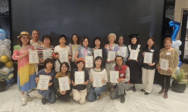 8月28日,國立空中大學楓情讀書會七週年慶祝,圖為曾豐慧為同學頒發表揚狀。(楓情讀書會江淑娟提供)