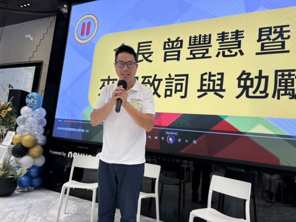 8月28日,國立空中大學楓情讀書會七週年慶祝,圖為本拿比市議員候選人陳昱翔(Allen Chen)致詞。(楓情讀書會江淑娟提供)