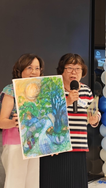 8月28日,國立空中大學楓情讀書會七週年慶祝,圖為曾豐慧與詹月雲(右)合影。(楓情讀書會江淑娟提供)