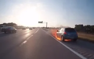 英勇施救 德州警察從烈火燃燒的車中拖出司機