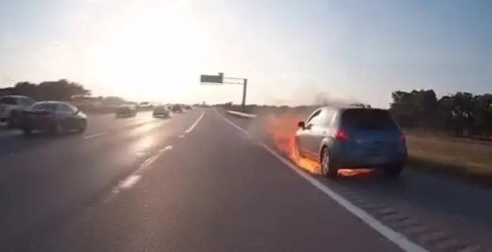 英勇施救 德州警察從烈火燃燒的車中拖出司機