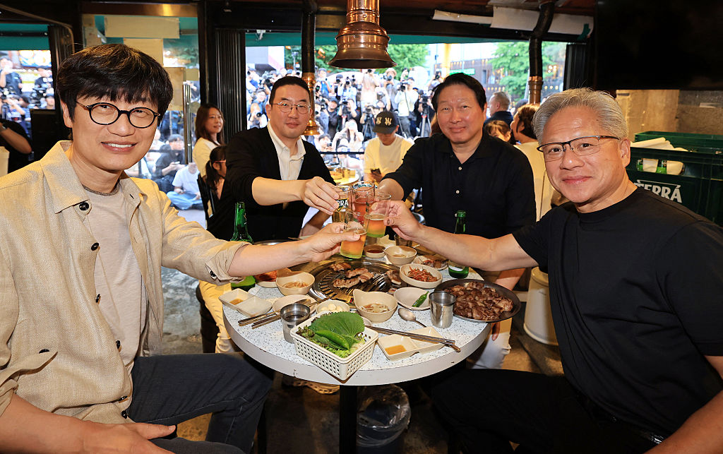 2026年6月5日,英偉達執行長黃仁勳(右)在首爾韓式烤肉餐廳與SK集團會長崔泰源(右二)、LG集團會長具光謨(左二)及Naver創辦人兼會長李海鎮(左)舉杯暢飲。(POOL/AFP via Getty Images)