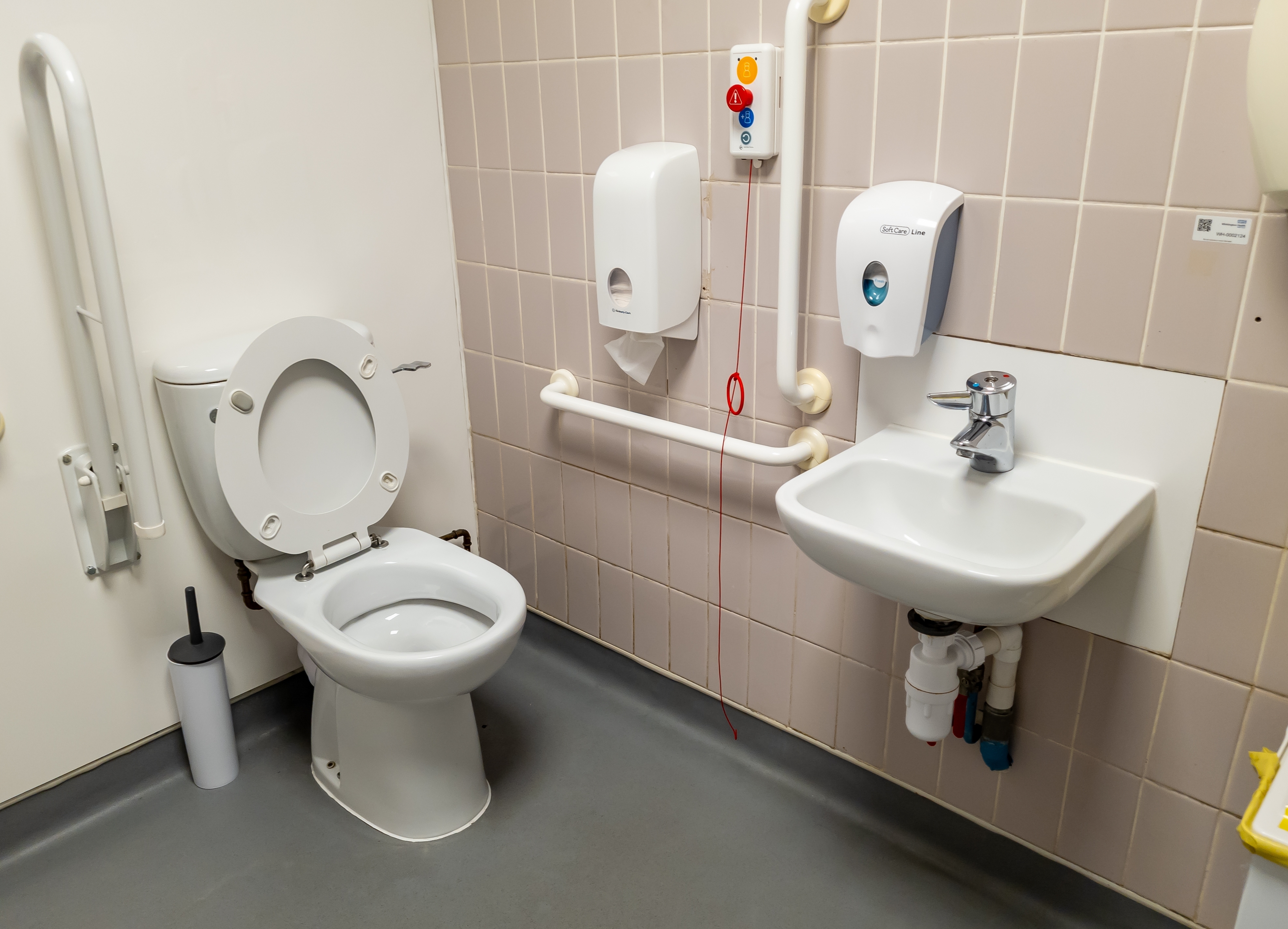 英國倫敦一處公廁內的馬桶與求救按鈕等設施。(Shutterstock)