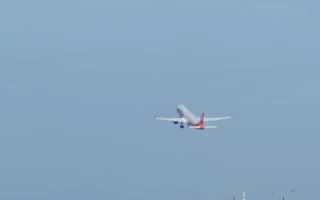 瀨長島看飛機 海邊等一場起落