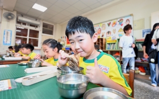 縣長視察啟文國小免費營養午餐 希望讓學生吃出健康