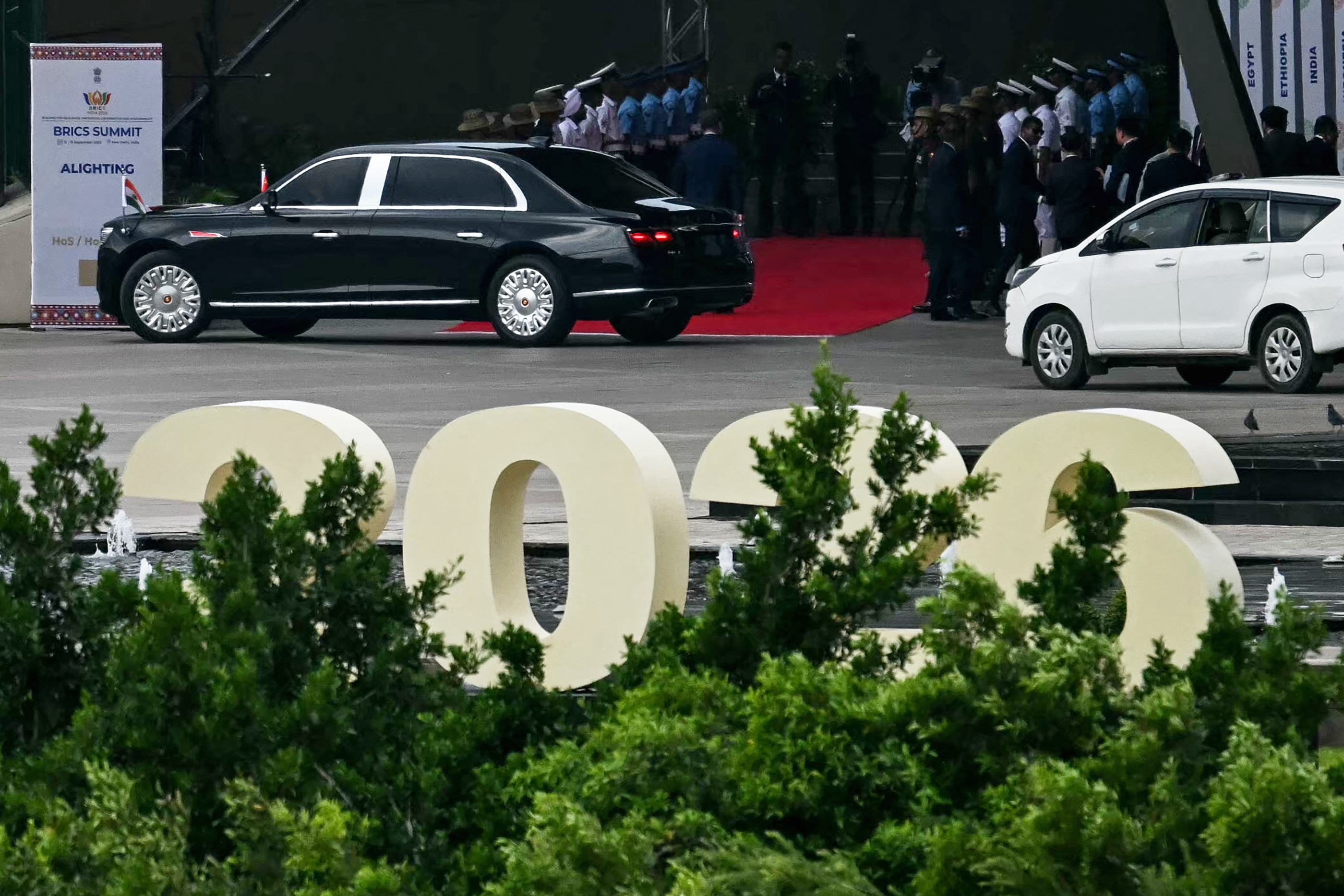 習出席金磚峰會 抗議者追趕專車喊口號（視頻）