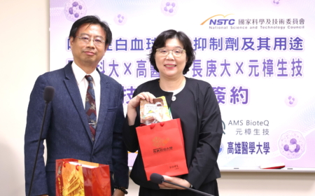 长庚科大范君瑜校长(右)代表三校致赠纪念品给元樟生技总经理张毅伟(左)。