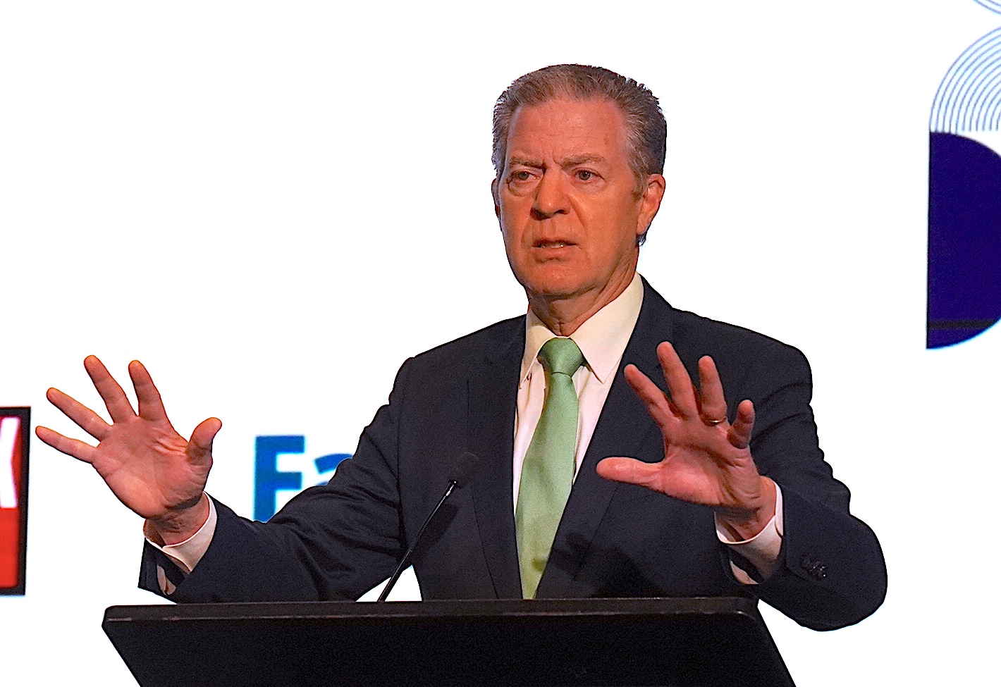 2026年9月16日,美國前宗教自由大使布朗貝克(Sam Brownback)在華盛頓DC聖經博物館舉行的「中共在美國與中國境內的迫害」(CCP Oppression in America and China)活動上發言。(李辰/大紀元)