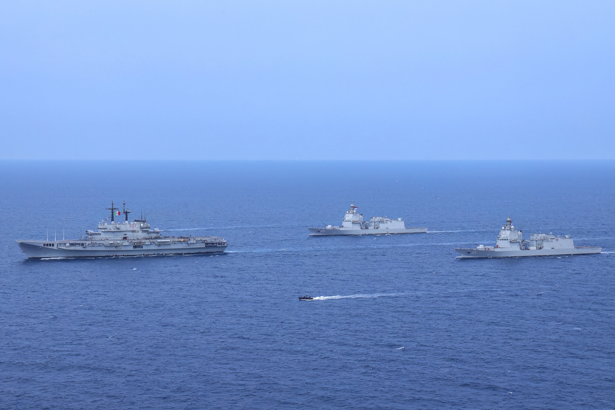 這張由印尼海軍第二艦隊司令部新聞辦公室於2026年9月17日拍攝並發布的照片顯示,意大利海軍「朱塞佩加里波第」號輕型航空母艦(ITS Giuseppe Garibaldi,左)在邦加-勿里洞群島(Bangka Belitung island)附近海域航行,印尼海軍的近海巡邏艦KRI Prabu Siliwangi-321和多用途護衛艦KRI Brawijaya-320則在一旁護航。(Handout/Indonesian Navy 2nd Fleet Command Public Relations Office/AFP)