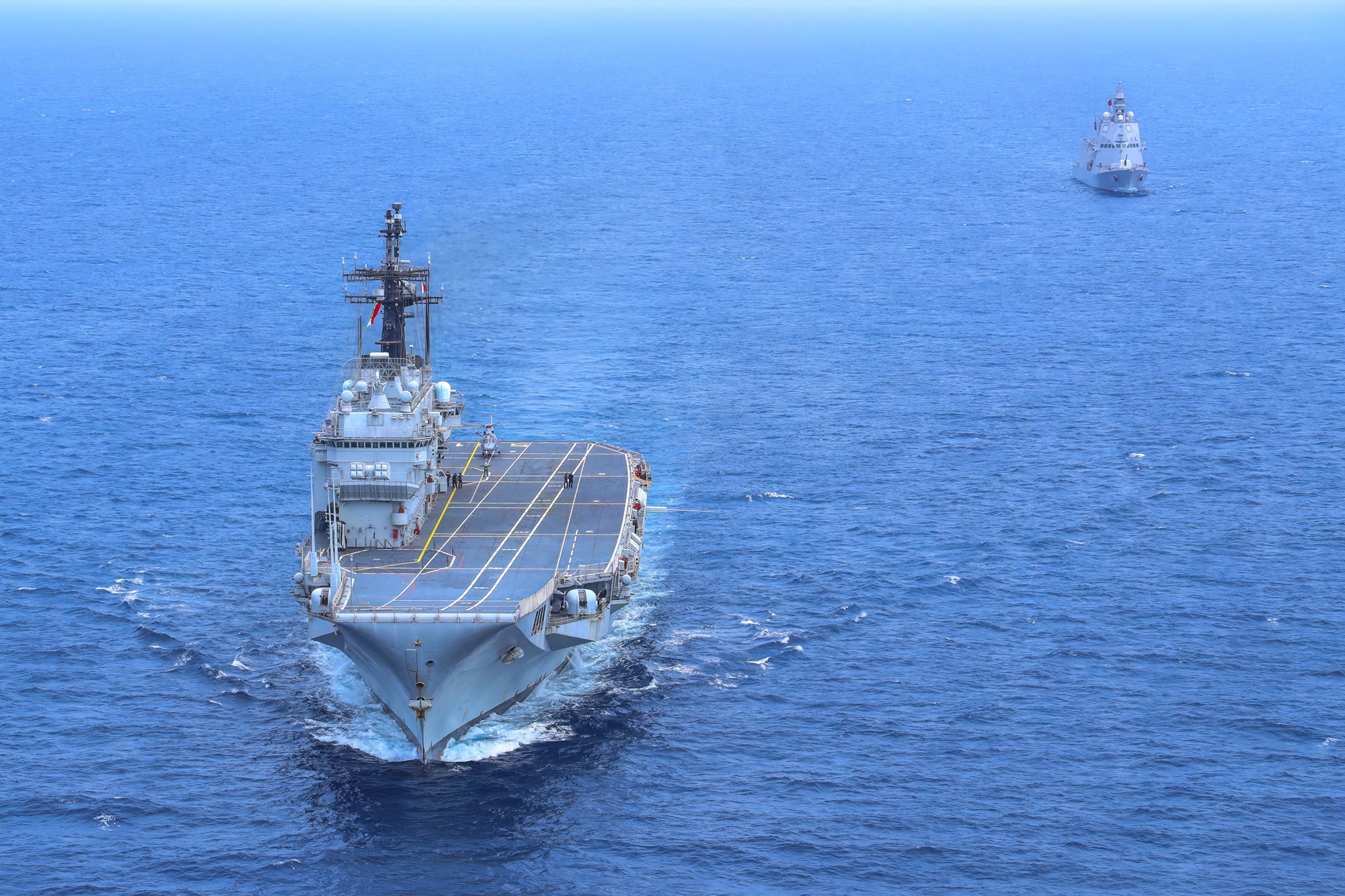 這張由印尼海軍第二艦隊司令部新聞辦公室於2026年9月17日拍攝並發布的照片顯示,意大利海軍「朱塞佩加里波第」號輕型航空母艦(ITS Giuseppe Garibaldi,左)在邦加-勿里洞群島(Bangka Belitung island)附近海域航行。(Handout/Indonesian Navy 2nd Fleet Command Public Relations Office/AFP)