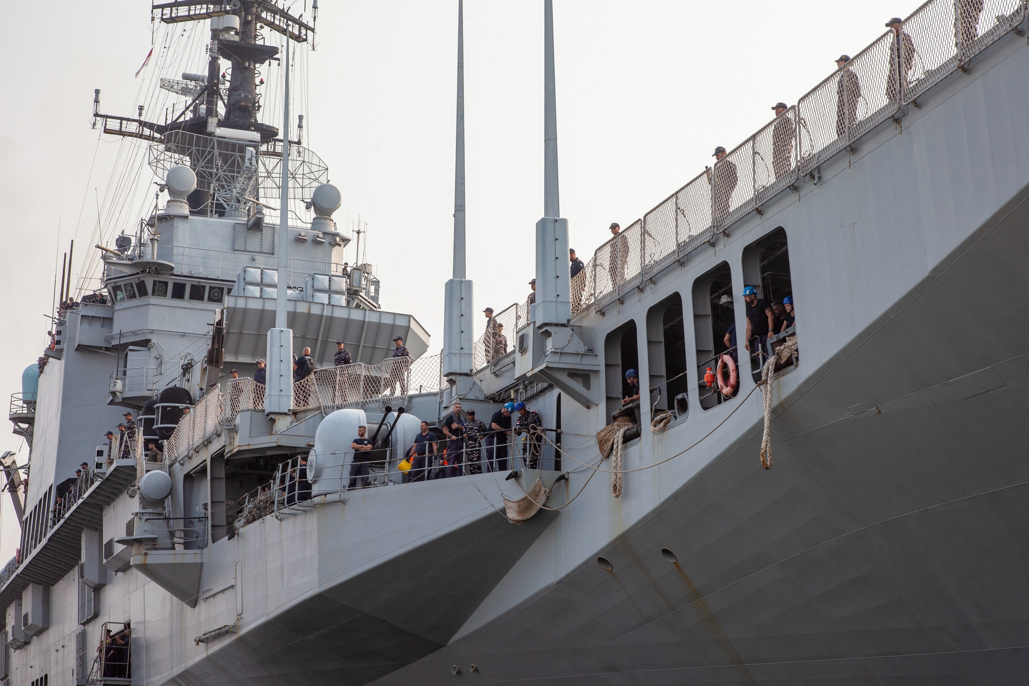 2026年9月18日,印尼雅加達,原屬意大利海軍的退役輕型航母「朱塞佩加里波第」號(ITS Giuseppe Garibaldi)抵達丹戎不碌港,意大利海軍成員站在航母甲板上。(Aditya Irawan/AFP via Getty Images)
