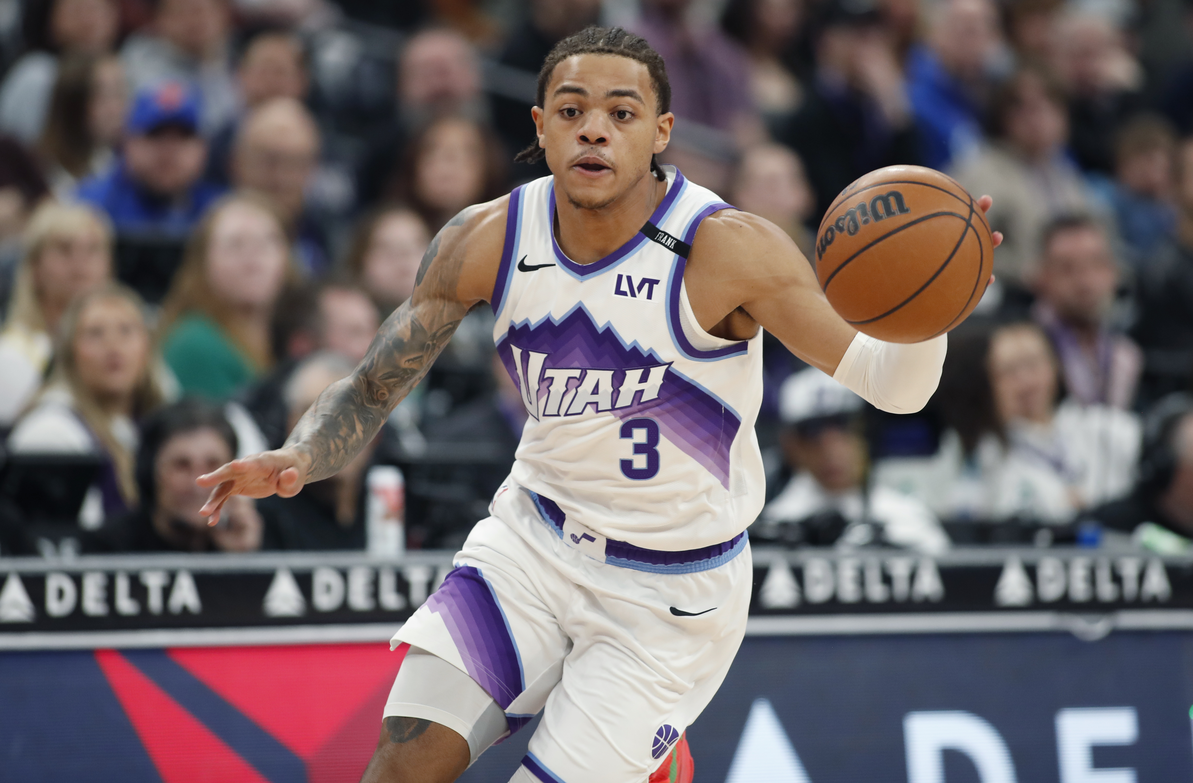 22歲NBA新星基昂特佐治(Keyonte George)也與猶他爵士隊簽下一份5年價值1.575億美元的續約合同。其中還包括每年50萬美元的獎金條款,合計250萬美元。(Chris Gardner/Getty Images)