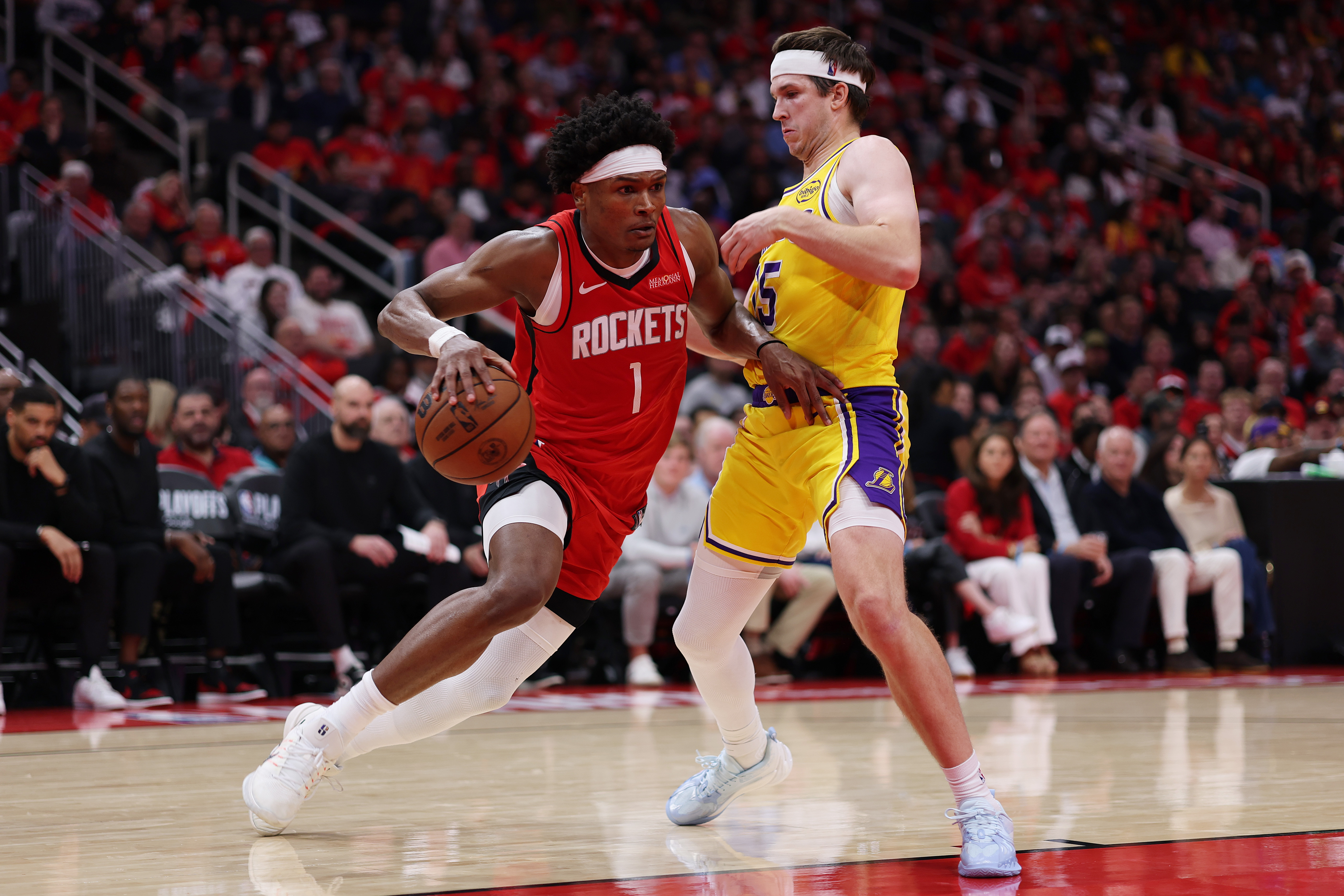 23歲NBA新星艾文湯臣(Amen Thompson,1號)憑藉自己的全面表現,與侯斯頓火箭隊達成了5年總價值2.08億美元的提前續約協議。圖為艾文湯臣的比賽瞬間。(Kenneth Richmond/Getty Images)