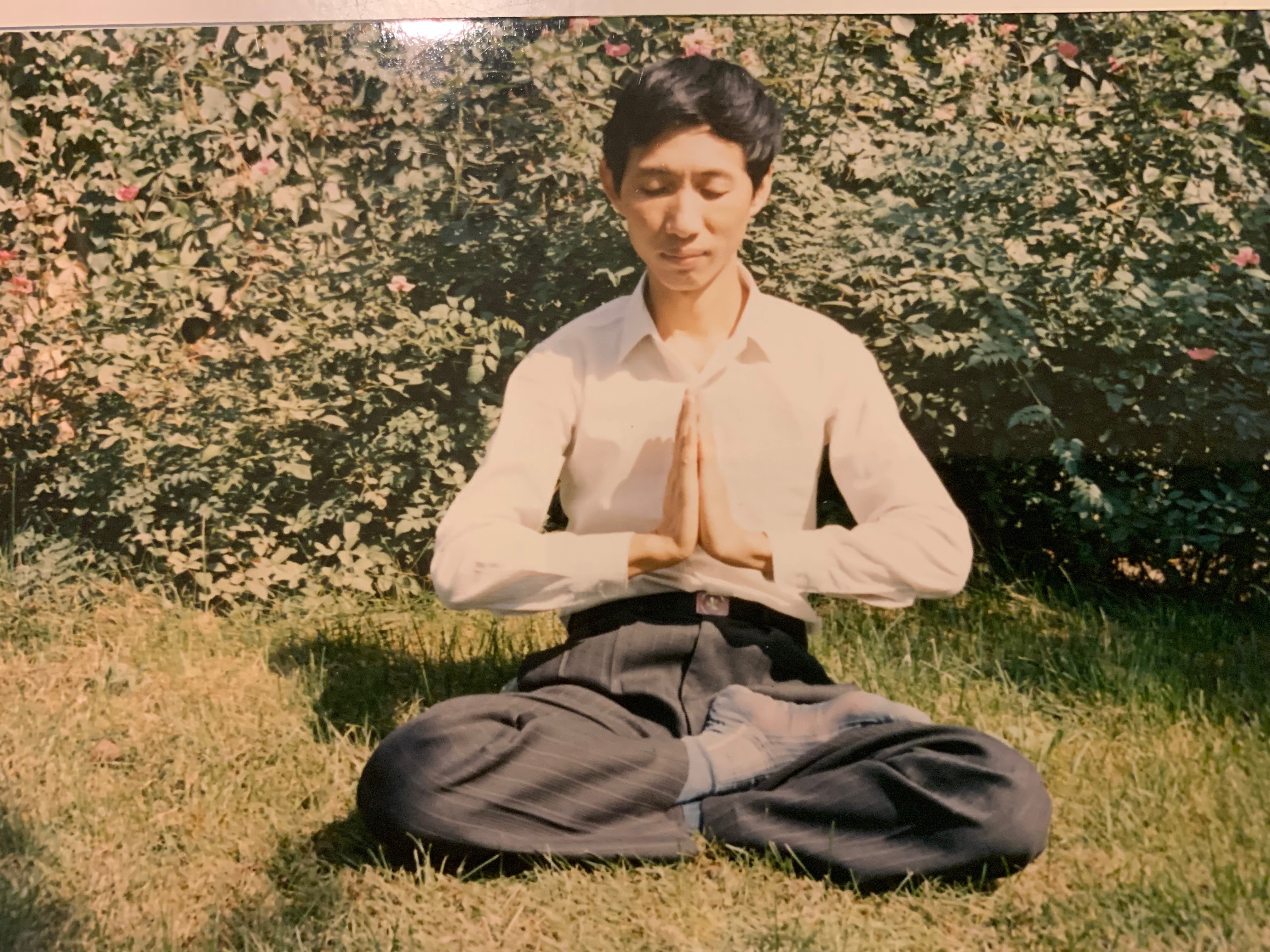 楊廣宇早年得法時的照片。(圖片由楊廣宇提供)