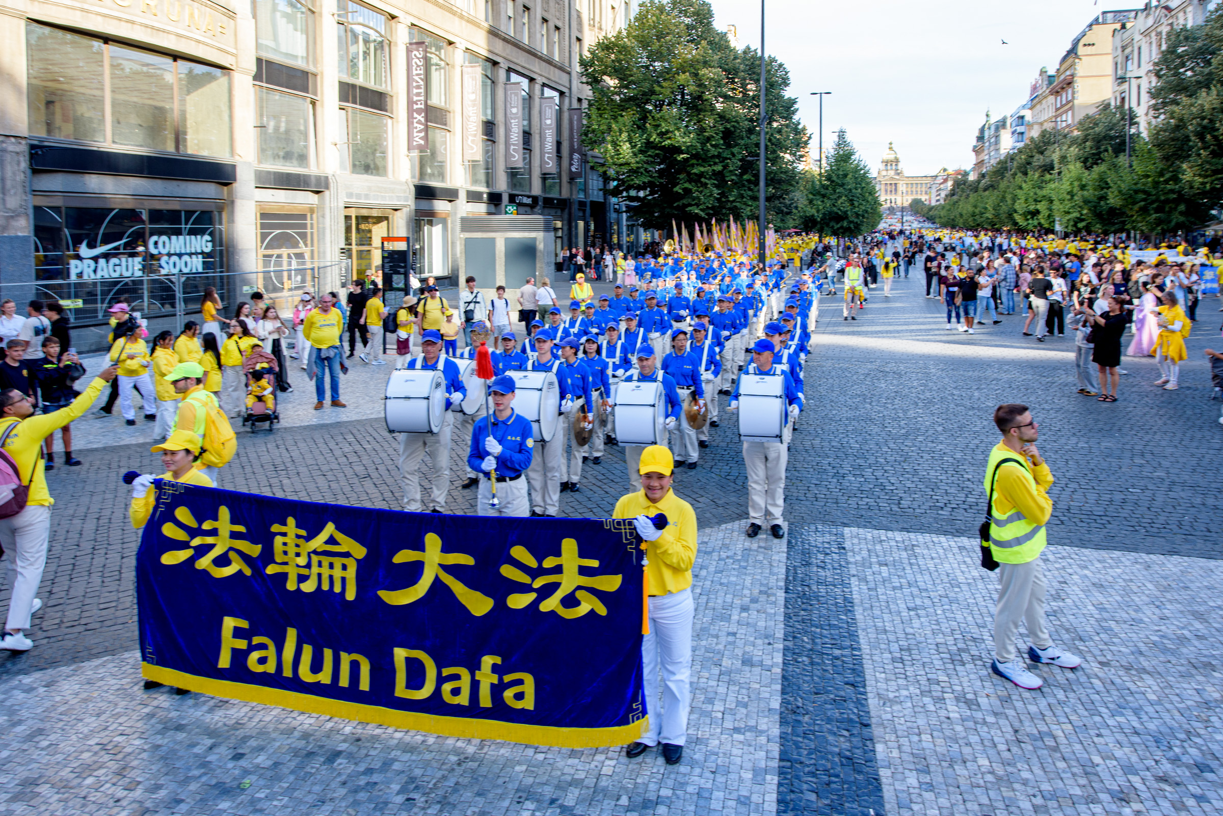 9月19日,上千名法輪大法學員在捷克布拉格舉行盛大遊行。(Vincent Zhao/大紀元)