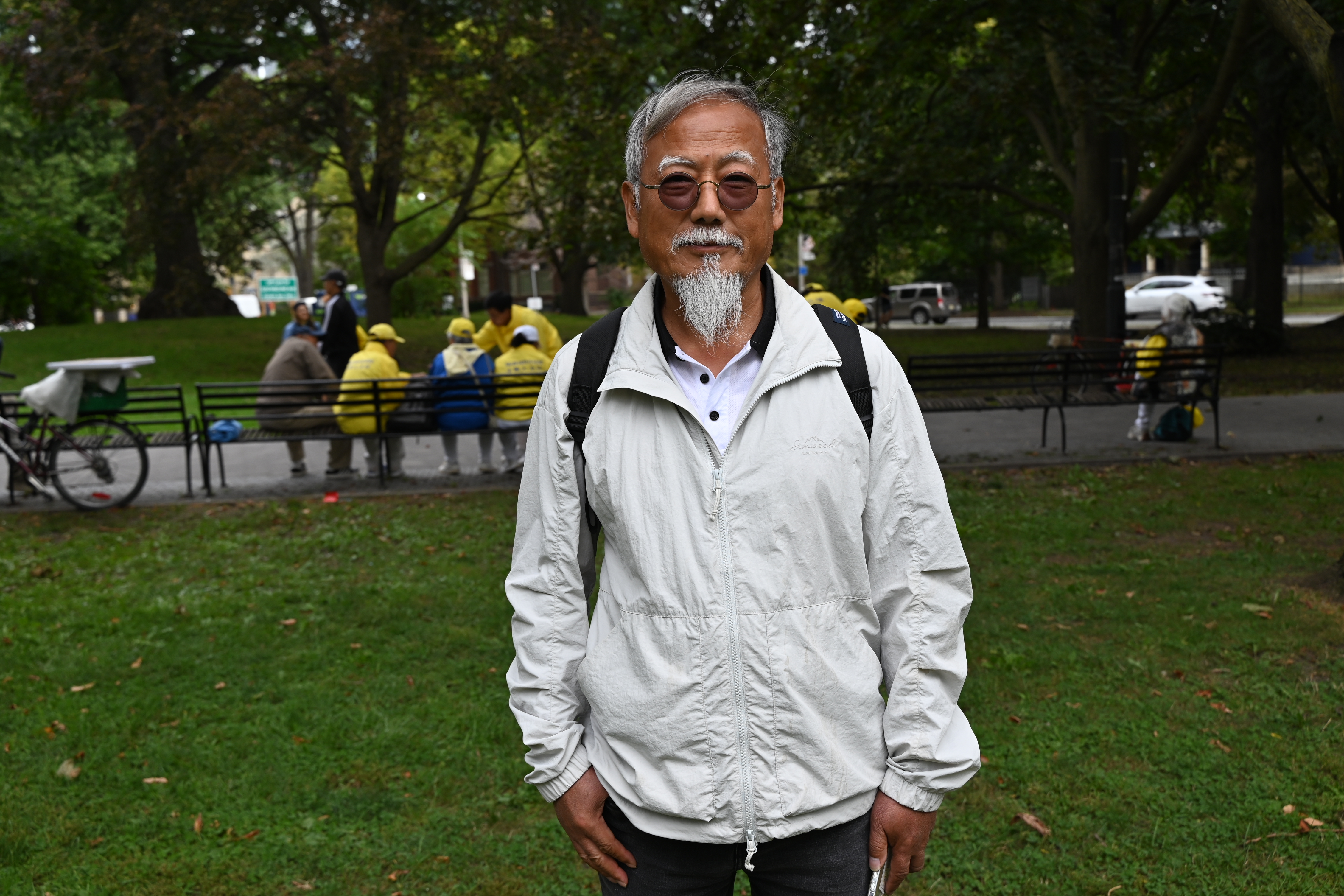 2026年9月19日下午,逃離中共的民主人士董廣平支持法輪功反迫害。(伊鈴/大紀元)