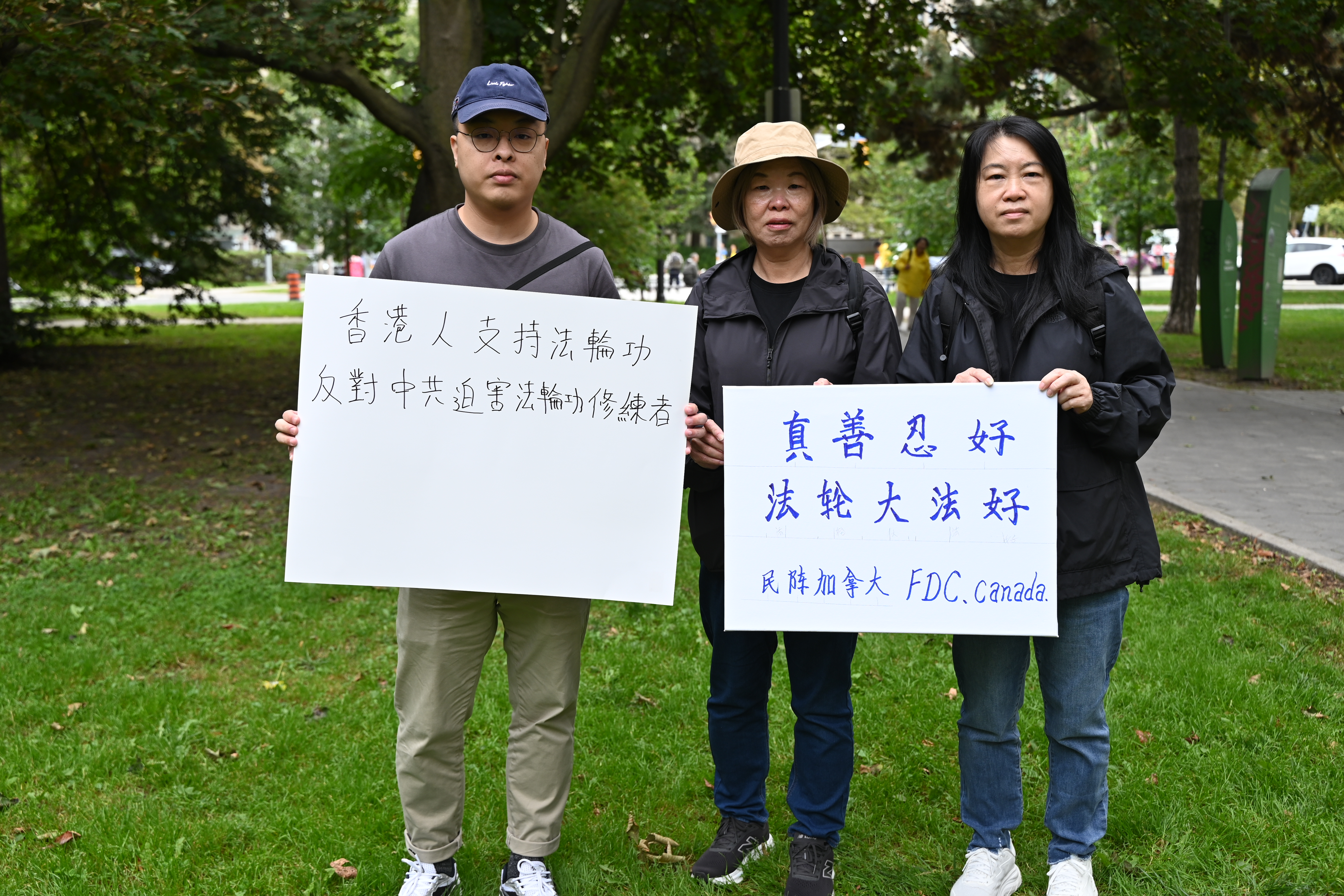 2026年9月19日下午,來加拿大不久的香港新移民麥子軒和同伴黃麗兒、黃玉珍一起來支持法輪功反迫害。(伊鈴/大紀元)