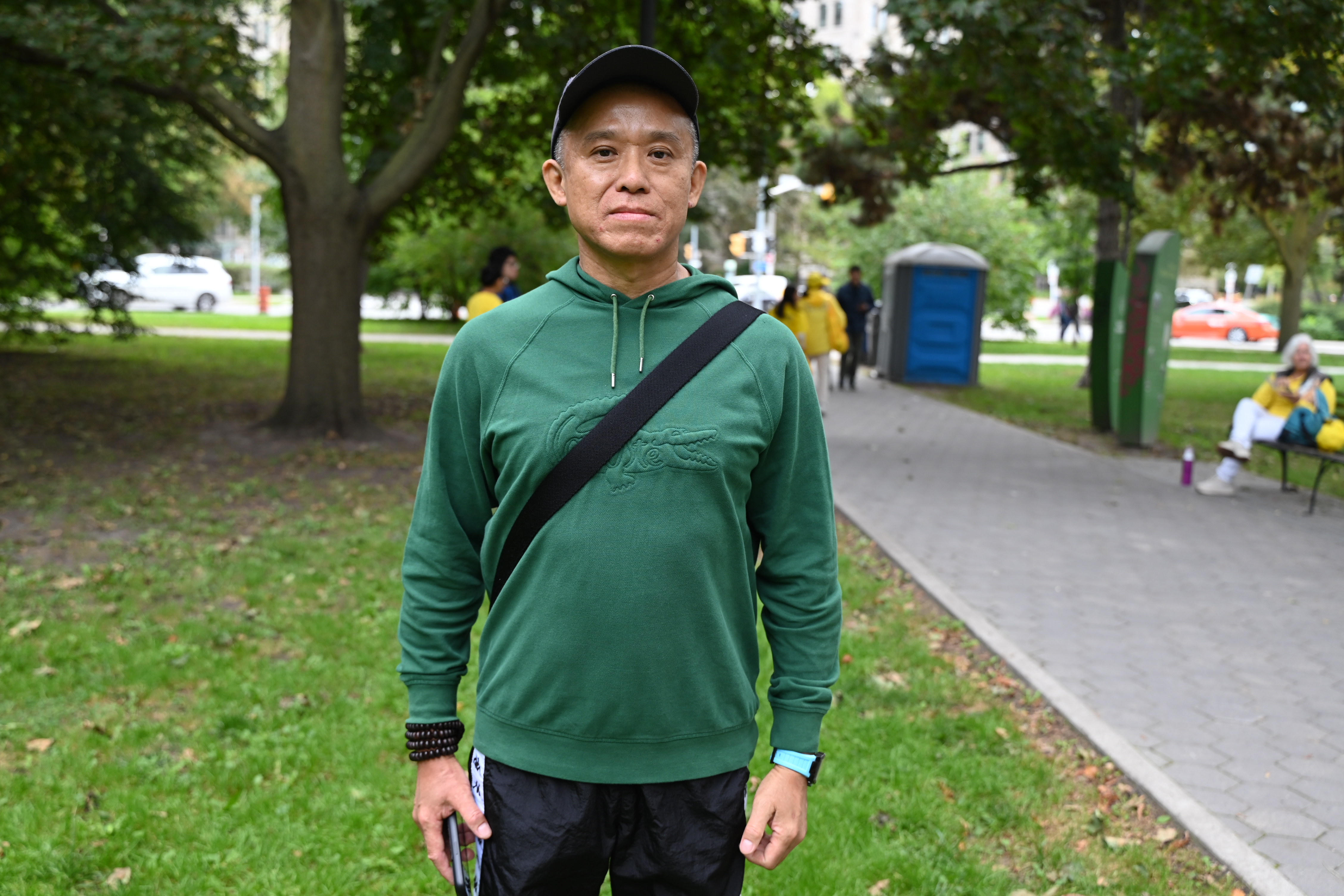 2026年9月19日下午,大陸華人伍志巍支持法輪功反迫害。(伊鈴/大紀元)