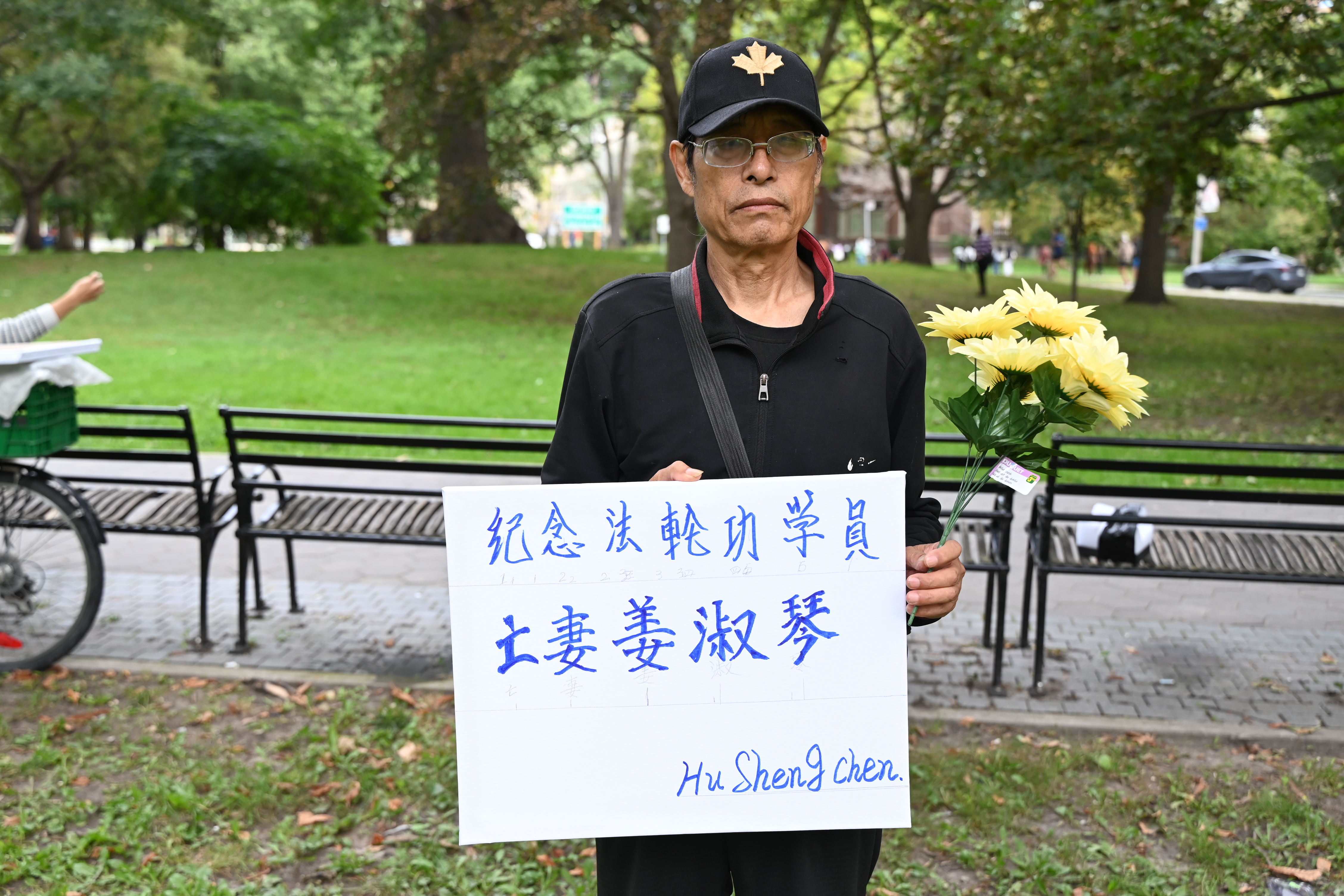 2026年9月19日下午,大陸新移民陳滬生支持法輪功反迫害。(伊鈴/大紀元)