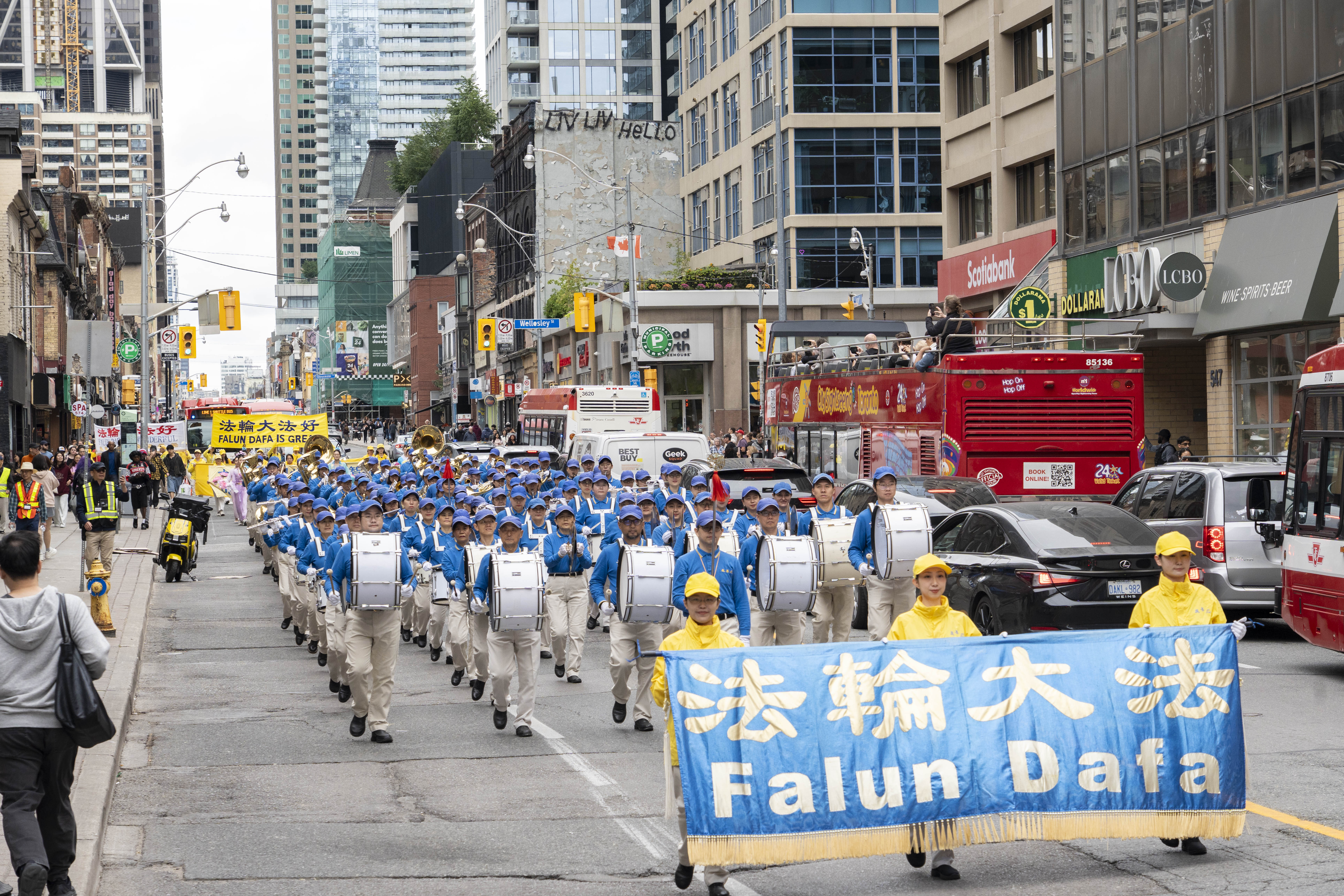 2026年9月19日下午,來自加拿大各地上千名法輪功學員及支持者在多倫多市中心舉行盛大遊行。圖為天國樂團。(艾文/大紀元)