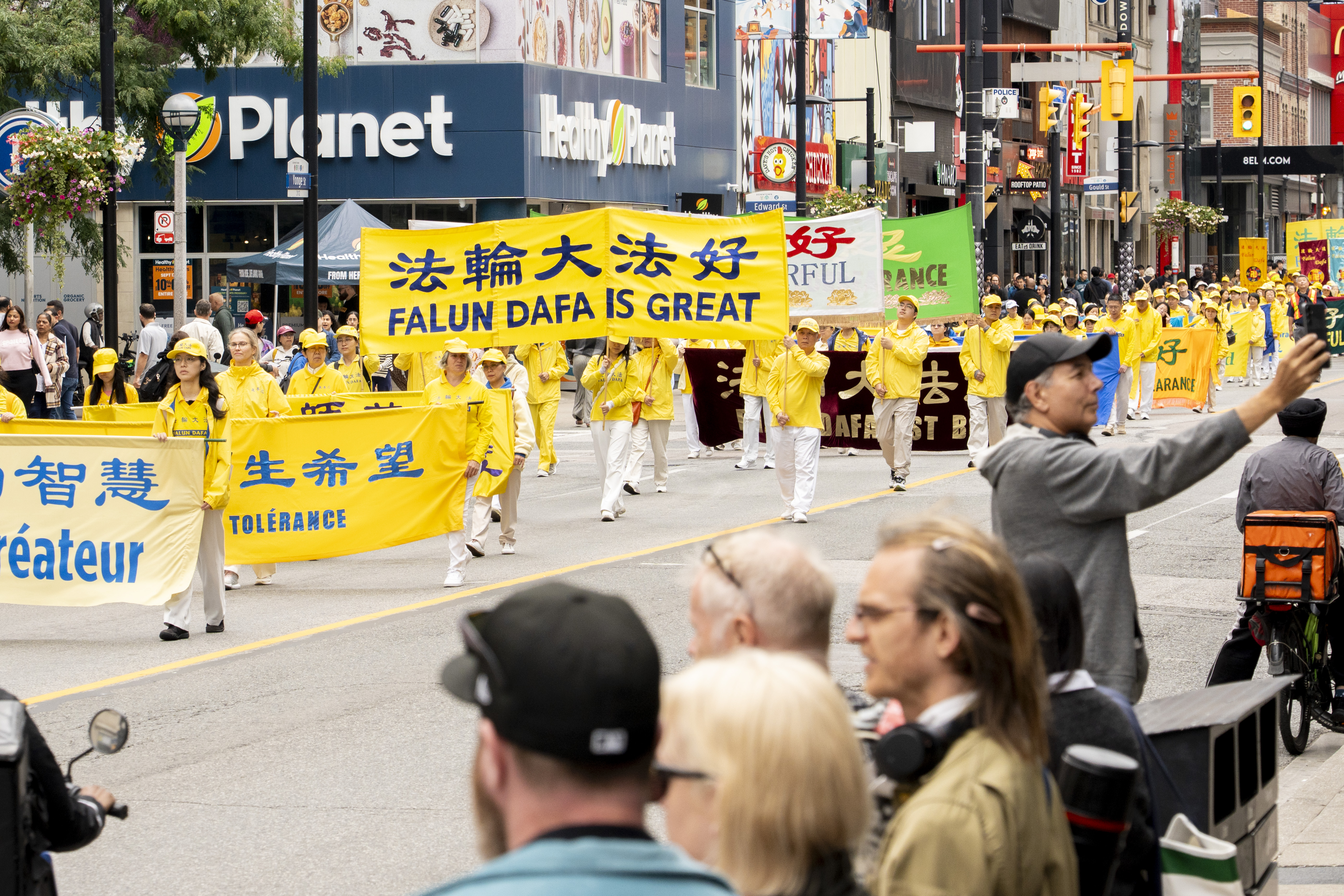 2026年9月19日下午,來自加拿大各地上千名法輪功學員及支持者在多倫多市中心舉行盛大遊行。圖為路人夾道觀看。(艾文/大紀元)