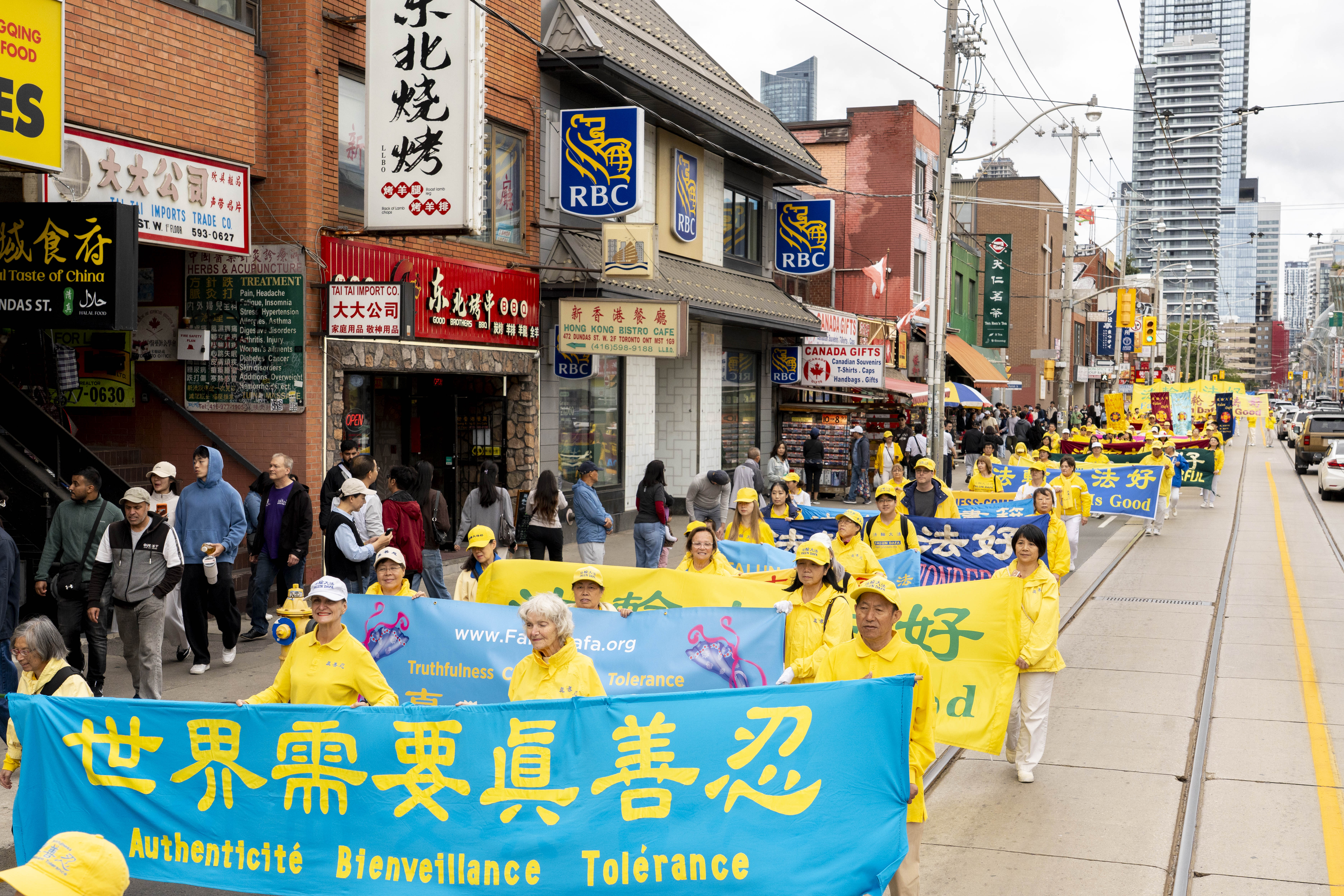 2026年9月19日下午,來自加拿大各地上千名法輪功學員及支持者在多倫多市中心舉行盛大遊行。圖為「法輪大法好」方陣。(艾文/大紀元)