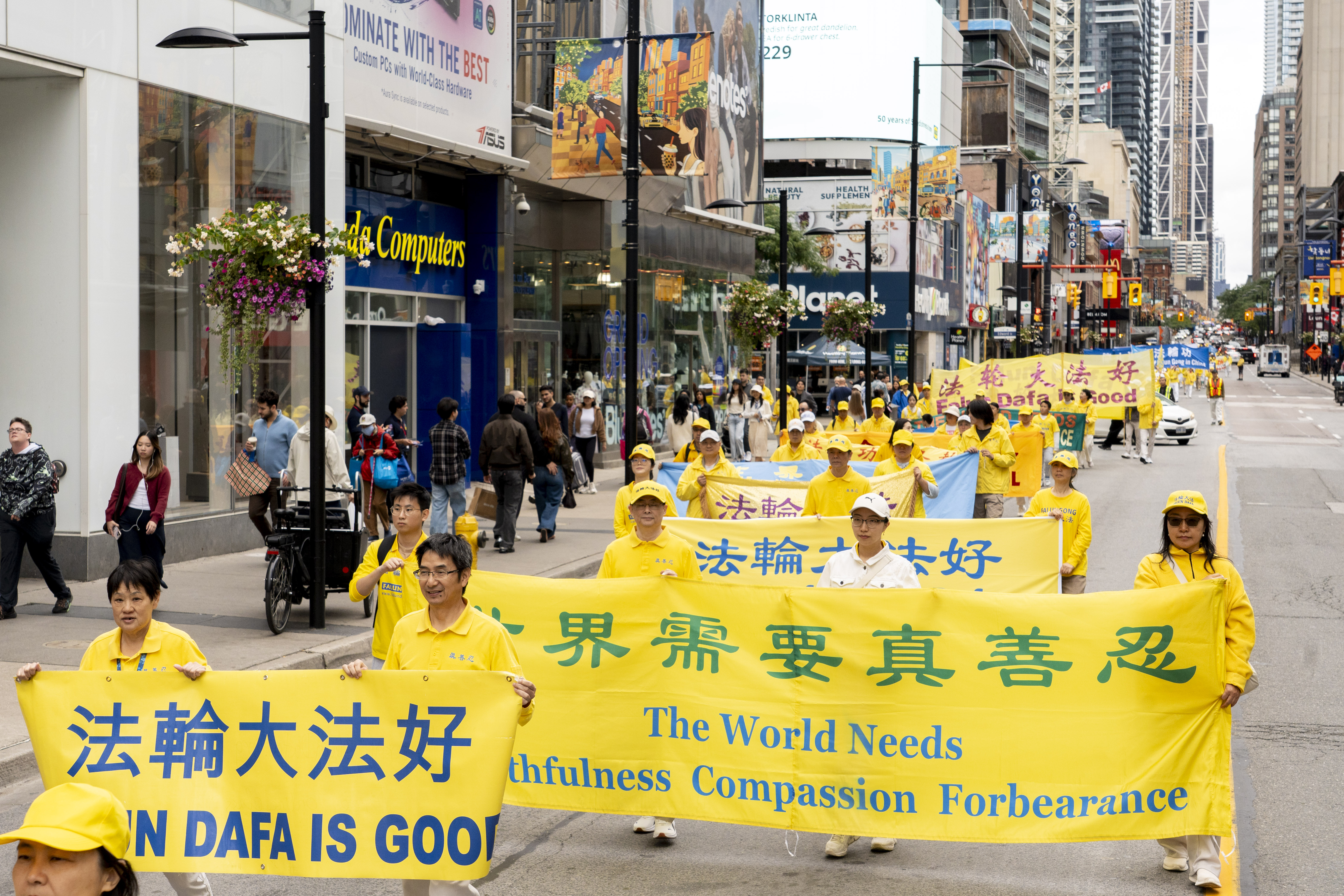 2026年9月19日下午,來自加拿大各地上千名法輪功學員及支持者在多倫多市中心舉行盛大遊行。圖為「法輪大法好」方陣。(艾文/大紀元)