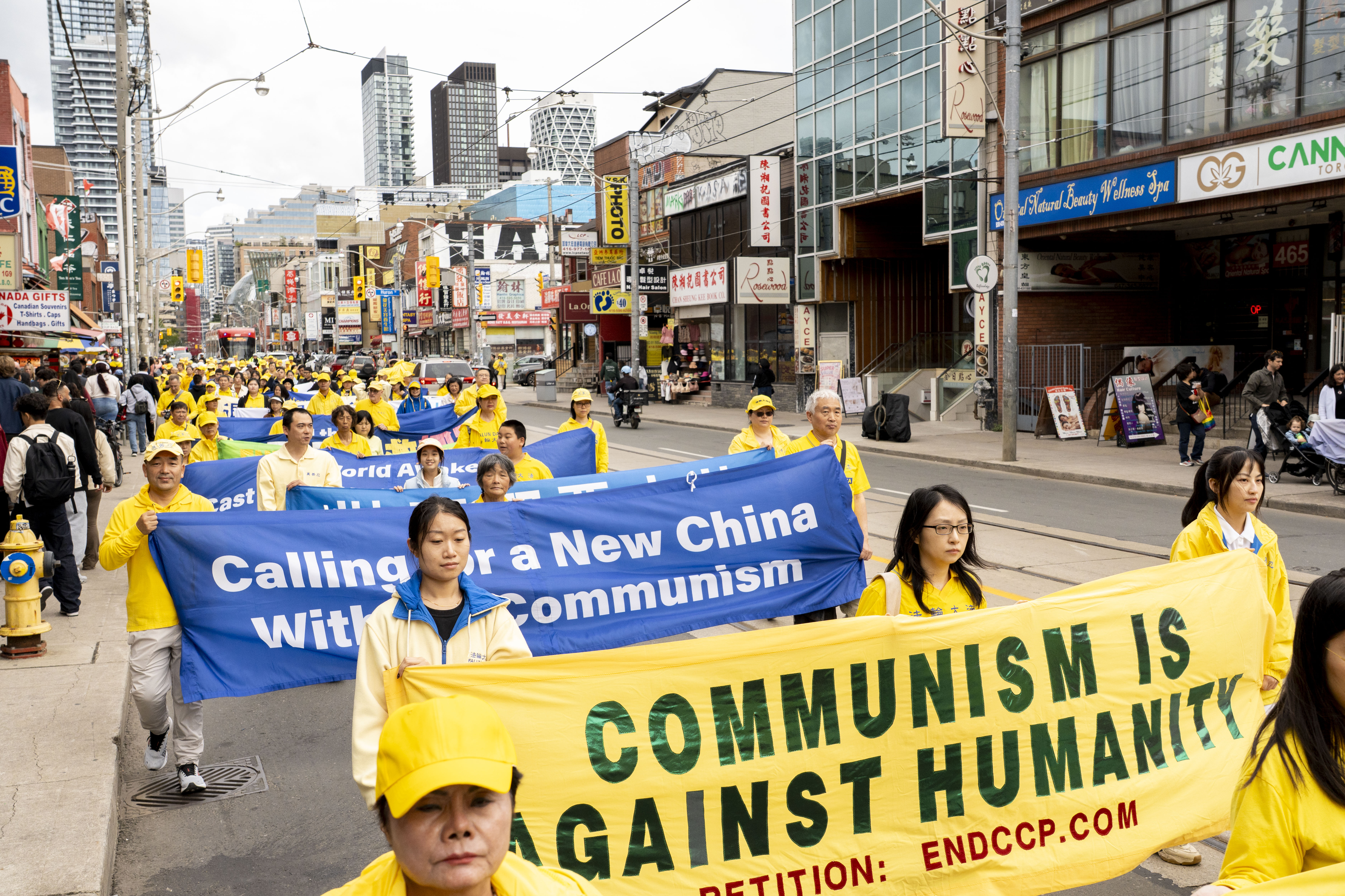 2026年9月19日下午,來自加拿大各地上千名法輪功學員及支持者在多倫多市中心舉行盛大遊行。圖為反迫害方陣、退黨方陣。(艾文/大紀元)