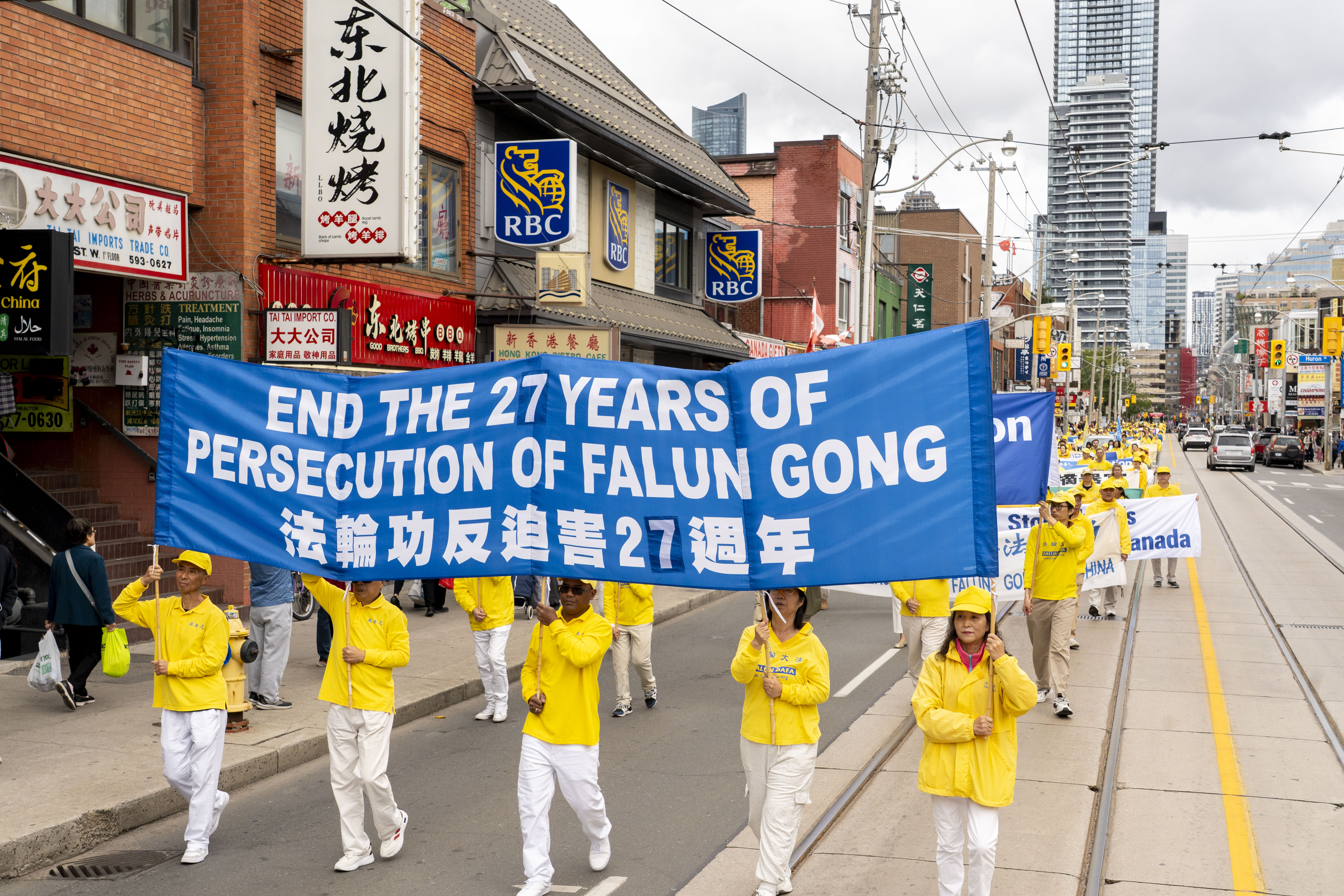 2026年9月19日下午,來自加拿大各地上千名法輪功學員及支持者在多倫多市中心舉行盛大遊行。圖為反迫害方陣、退黨方陣。(艾文/大紀元)