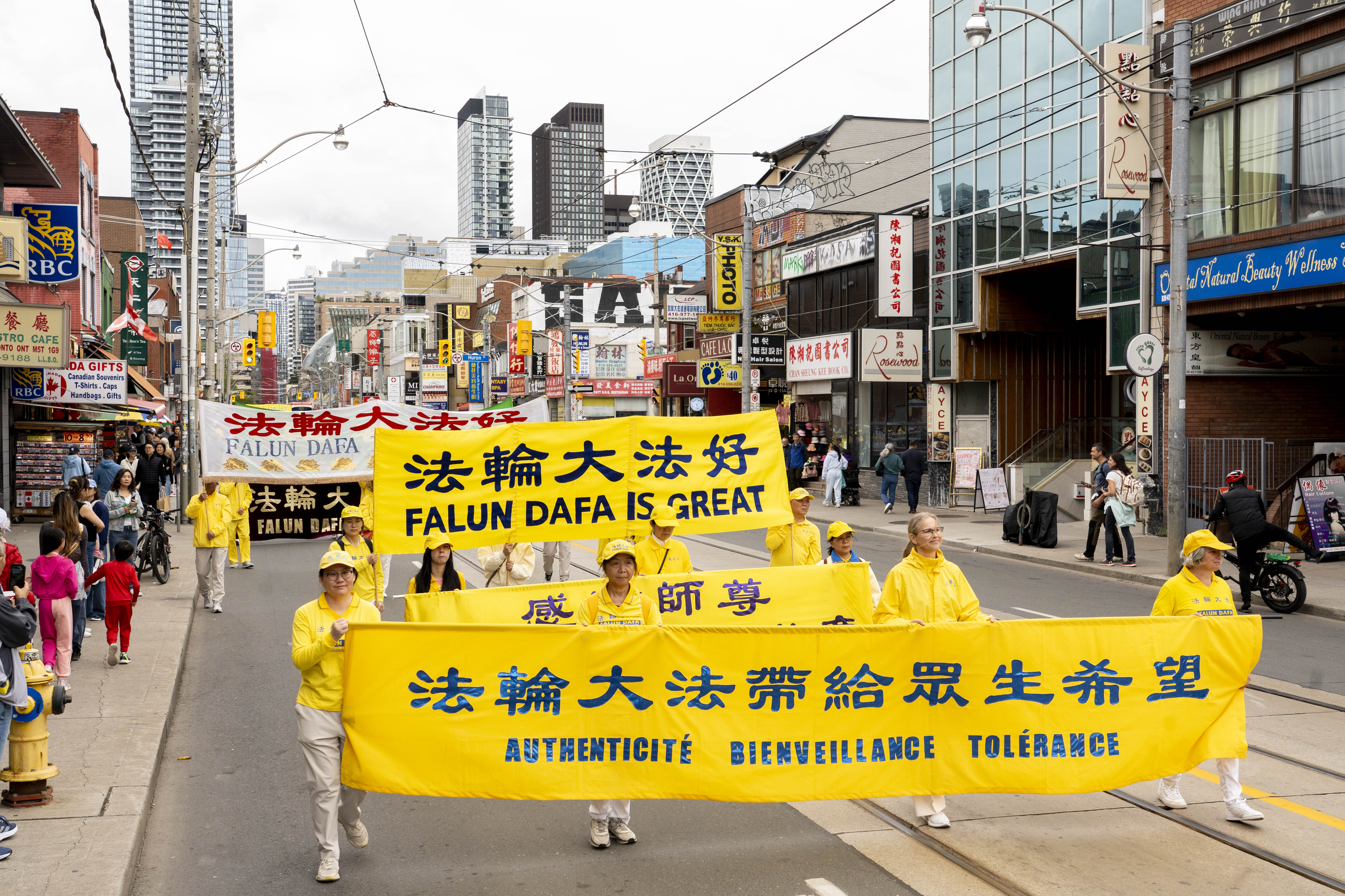 2026年9月19日下午,來自加拿大各地上千名法輪功學員及支持者在多倫多市中心舉行盛大遊行。(艾文/大紀元)