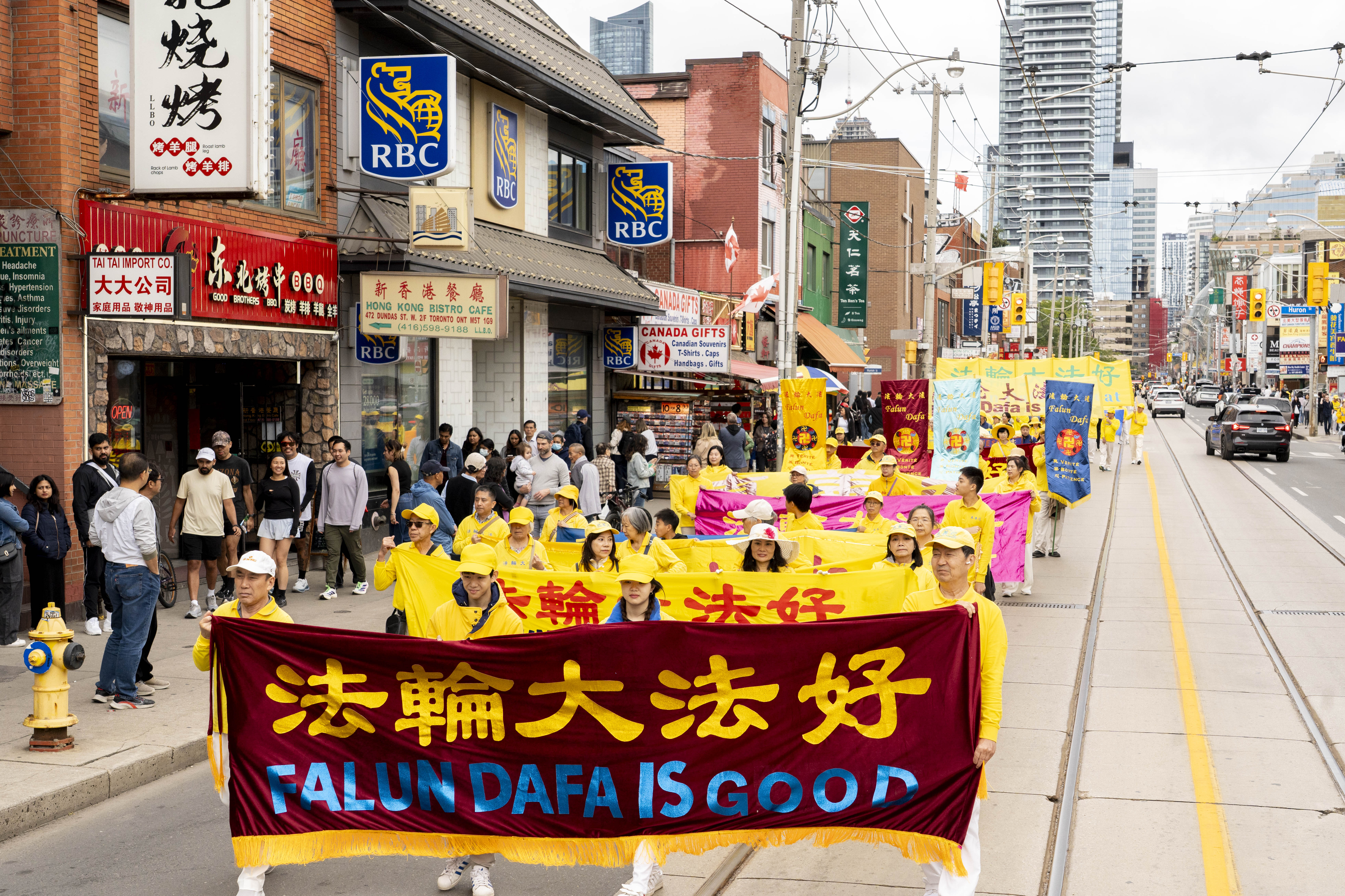 2026年9月19日下午,來自加拿大各地上千名法輪功學員及支持者在多倫多市中心舉行盛大遊行。(艾文/大紀元)