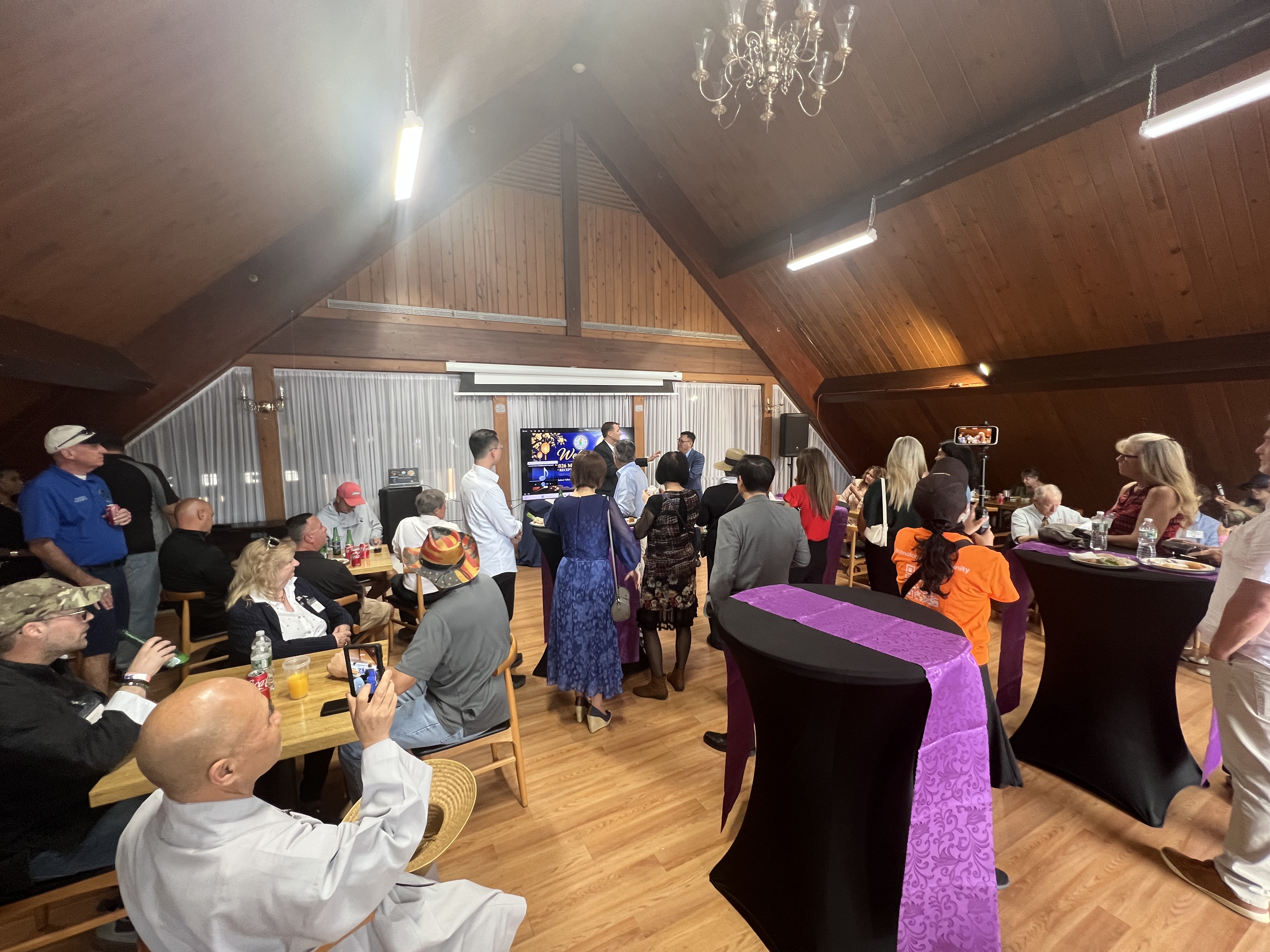 9月19日,「新世紀中秋美食遊園會」主辦方舉辦VIP招待會。(施萍/大紀元)