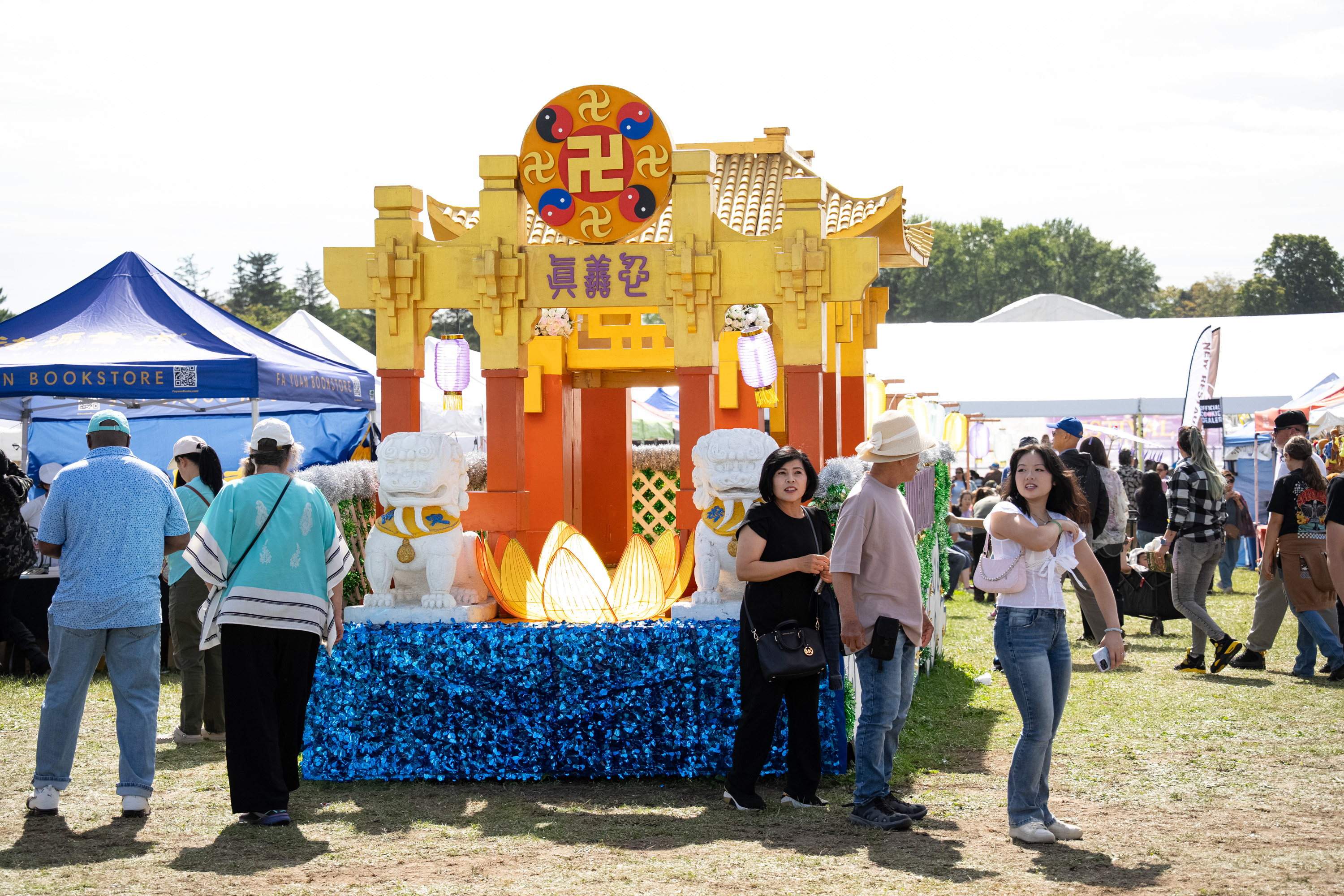 9月19日,一年一度的「新世紀中秋美食遊園會」在紐約上州橙縣鹿苑鎮熱鬧登場。(戴兵/大紀元)