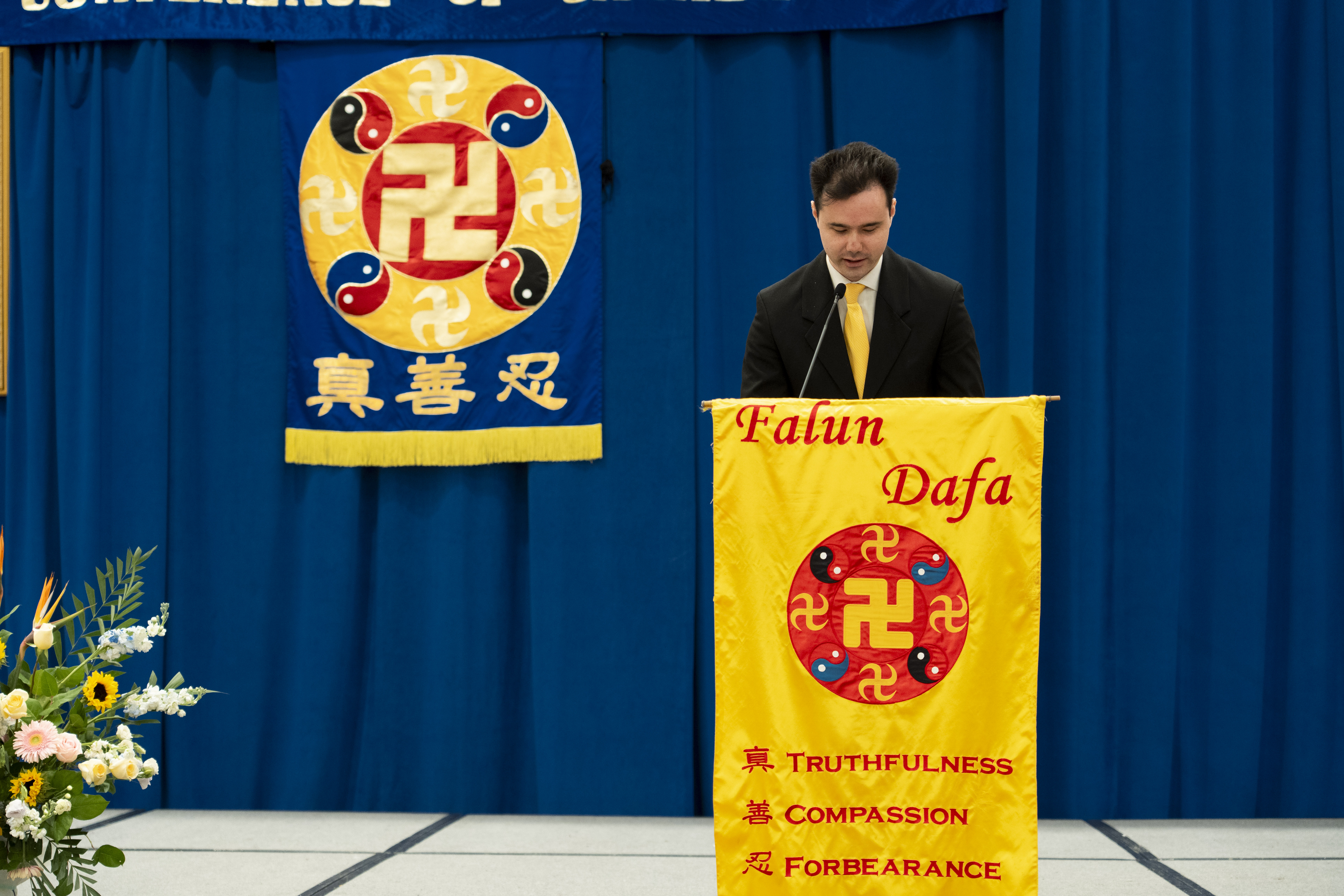 2026年9月20日舉行「2026年法輪大法加拿大修煉心得交流會」。Matthew在交流分享中說,「我從7個月殘廢在床、承受劇烈頭痛,到一天之內就100%正常,這是堅定正念、信師信法的力量。」(艾文/大紀元)