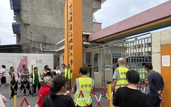 9月18日,四川樂山五通橋區二碼頭小學門口,4位老人站崗護學。(影片截圖)
