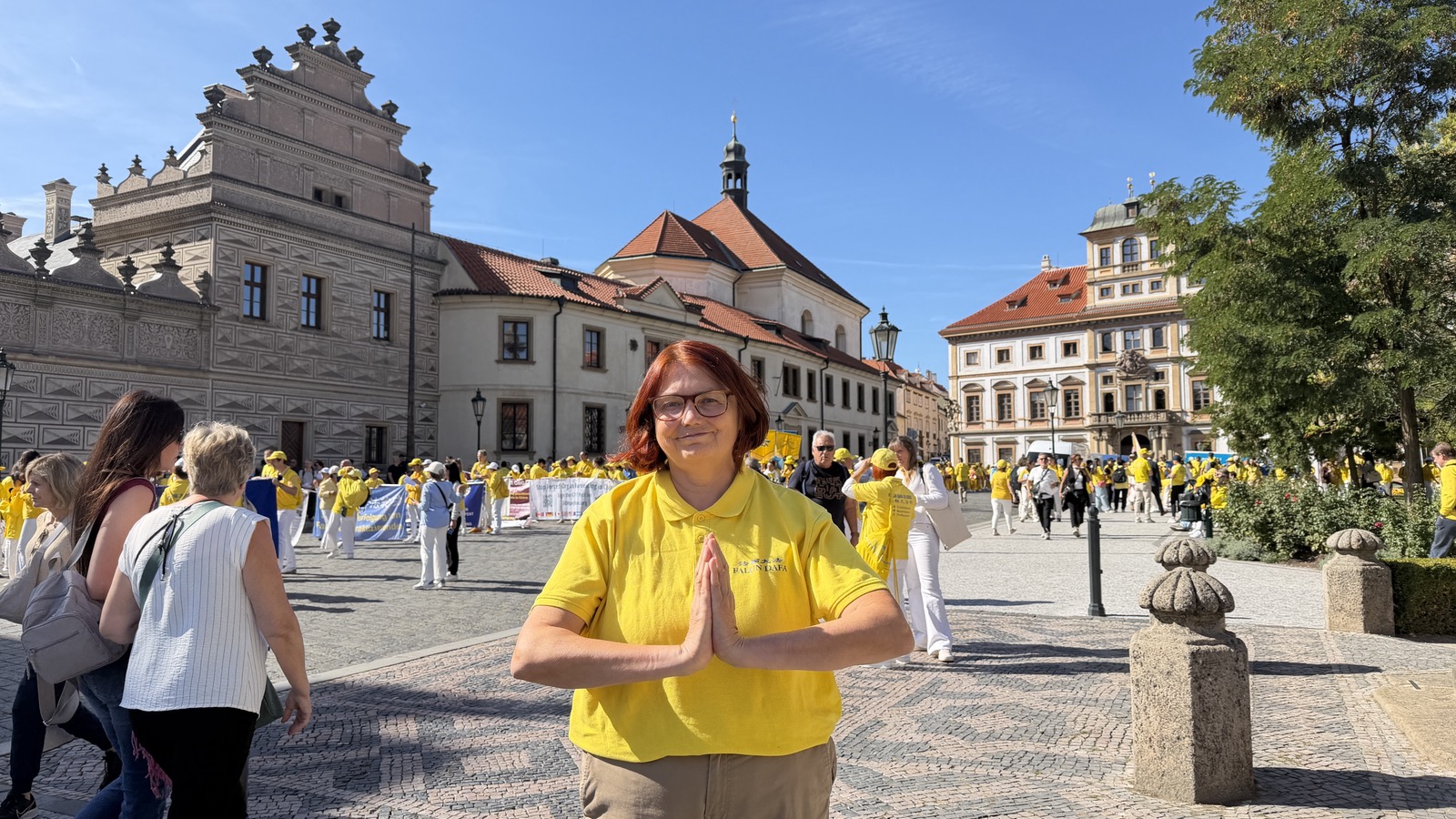2026年9月19日,西班牙的法輪功學員Olga Martinez恭祝李洪志大師中秋快樂。(大紀元)