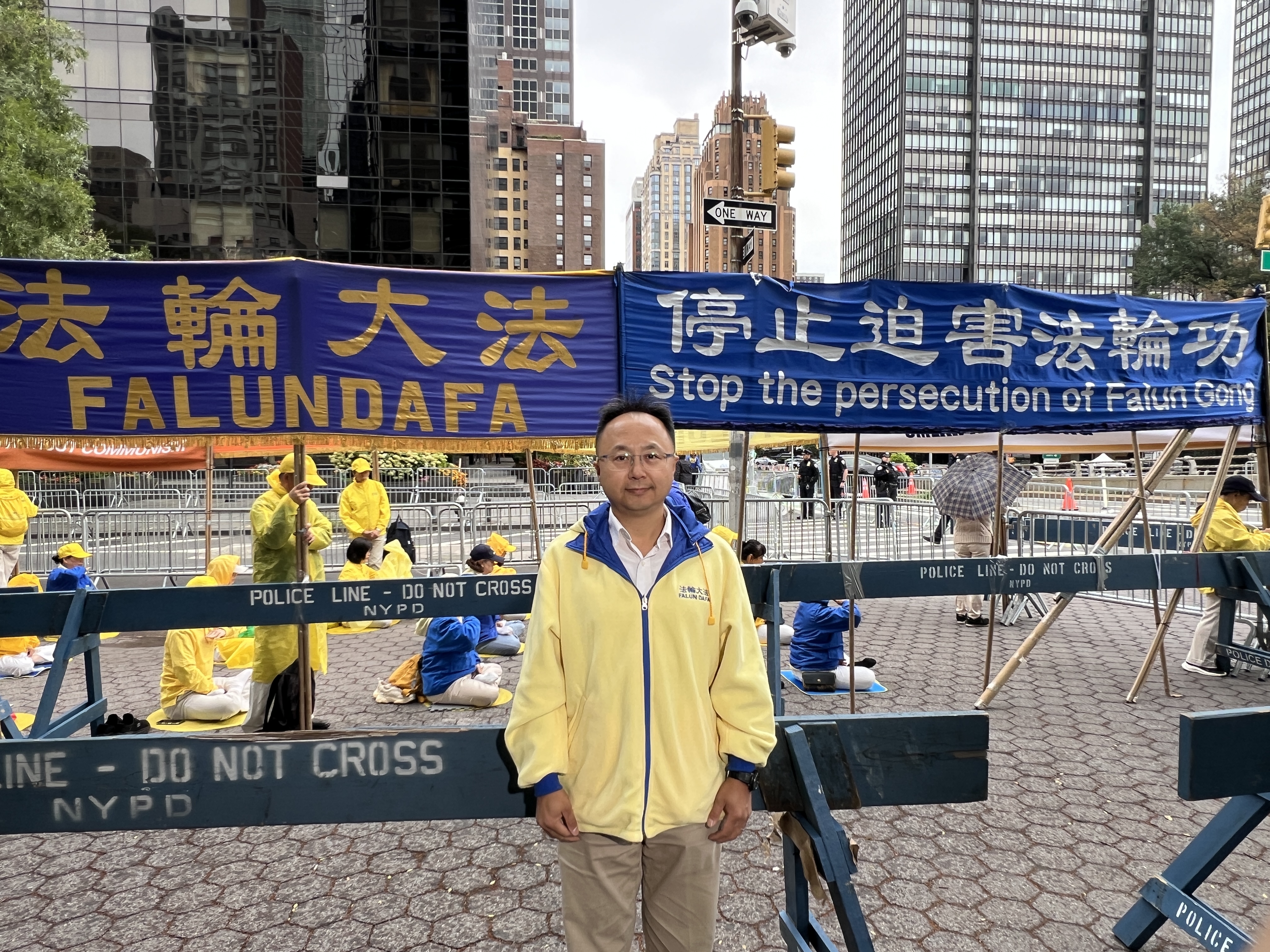 9月22日,原中國大陸法輪功學員王子峰在UN門前要求中共釋放小姨童淑英。(施萍/大紀元)