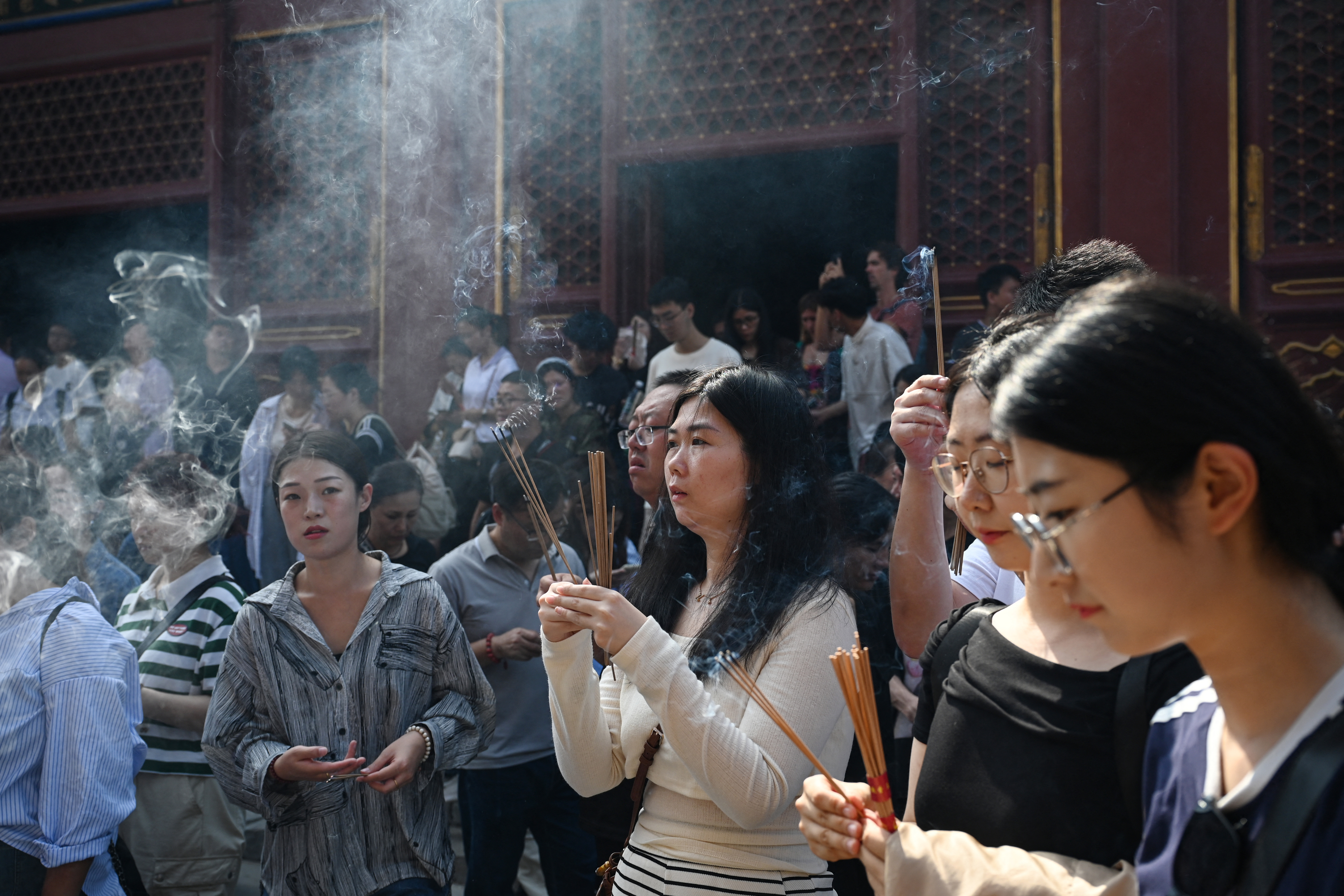 2024年9月17日中秋節期間,北京雍和宮內,人們焚香祈福。(Greg Baker/法新社/Getty Images)