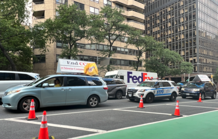 9月23日,法輪功學員的「真相車隊」在聯合國會議期間舉行車遊活動。(施萍/大紀元)