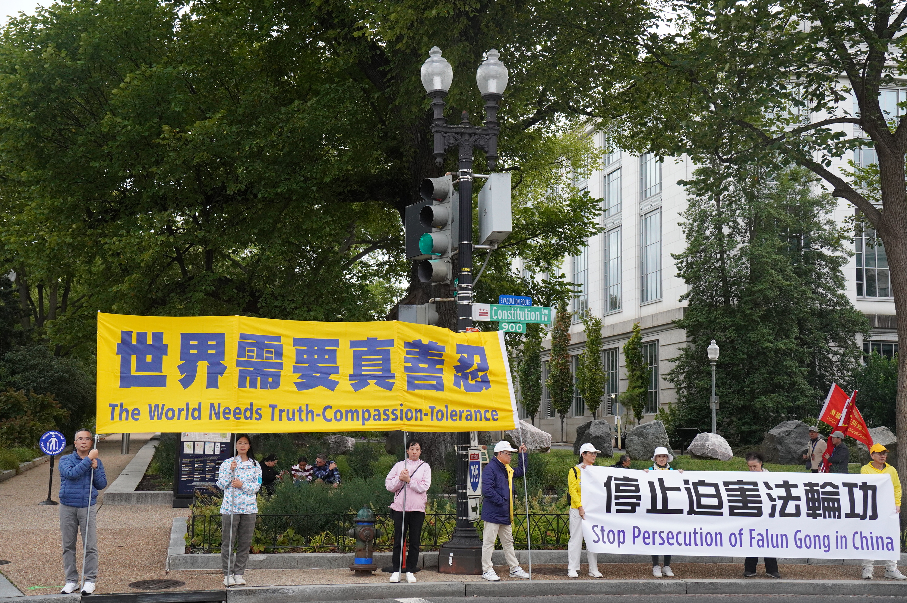 2026年9月23日傍晚,中共黨魁習近平抵達美國華盛頓DC,展開為期三天的訪美行程。 法輪功團體在習近平入住的華爾道夫-阿斯托里亞酒店(Waldorf Astoria Hotel)附近舉行抗議活動,呼籲制止中共迫害法輪功,制止中共跨國鎮壓。(李辰/大紀元)