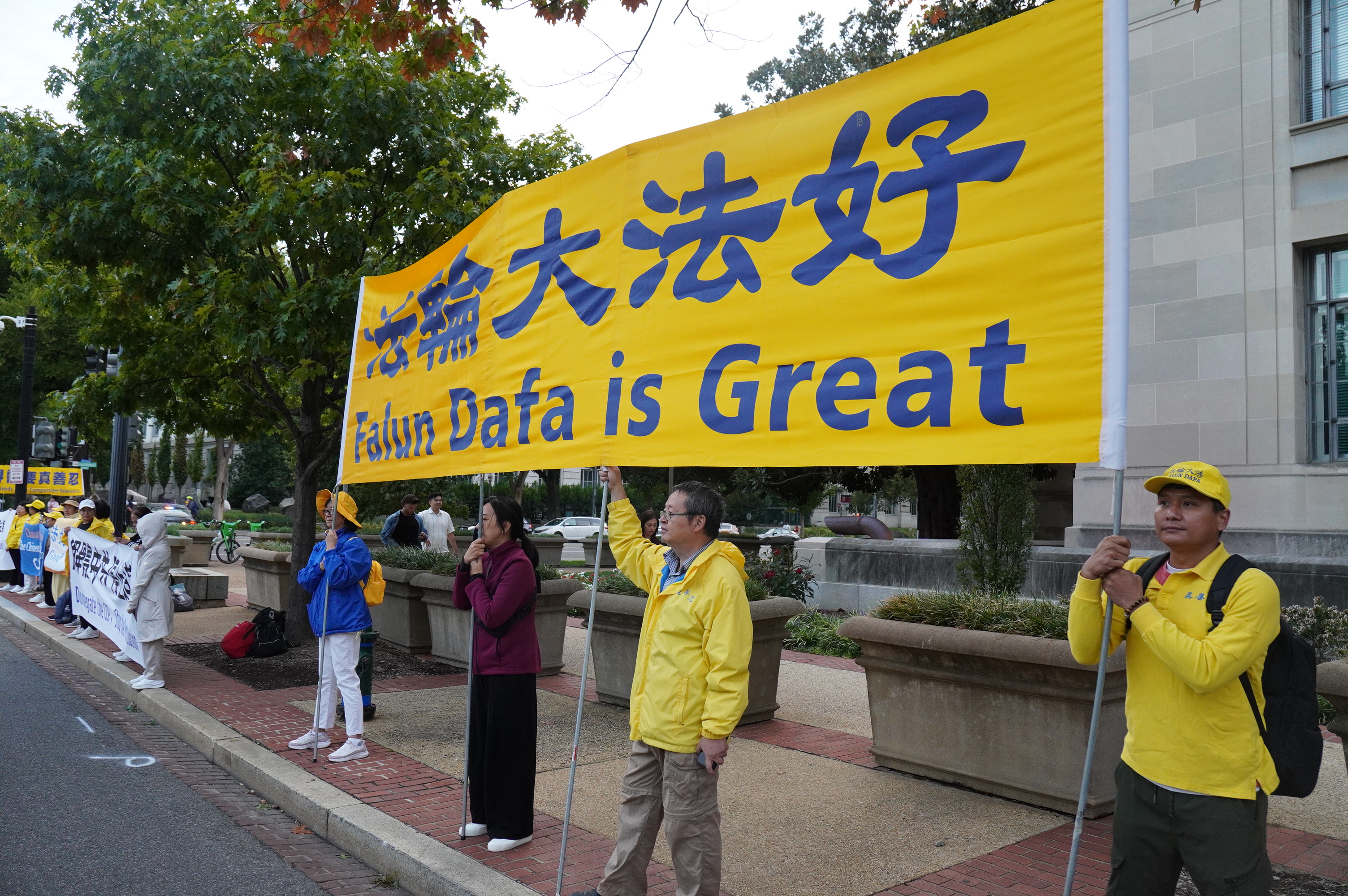 2026年9月23日傍晚,中共黨魁習近平抵達美國華盛頓DC,展開為期三天的訪美行程。 法輪功團體在習近平入住的華爾道夫-阿斯托里亞酒店(Waldorf Astoria Hotel)附近舉行抗議活動,呼籲制止中共迫害法輪功,制止中共跨國鎮壓。(李辰/大紀元)