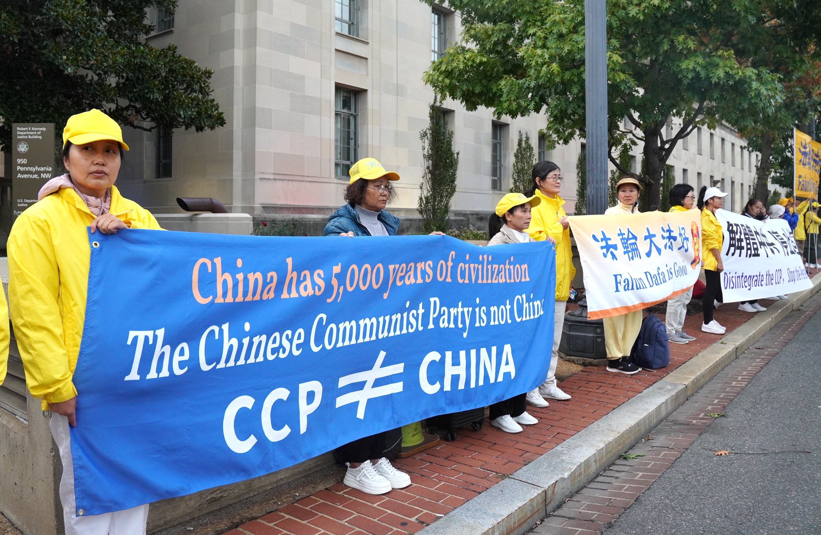 2026年9月23日傍晚,中共黨魁習近平抵達美國華盛頓DC,展開為期三天的訪美行程。法輪功團體在習近平入住的華爾道夫-阿斯托里亞酒店(Waldorf Astoria Hotel)附近舉行抗議活動,呼籲制止中共迫害法輪功,制止中共跨國鎮壓。(李辰/大紀元)