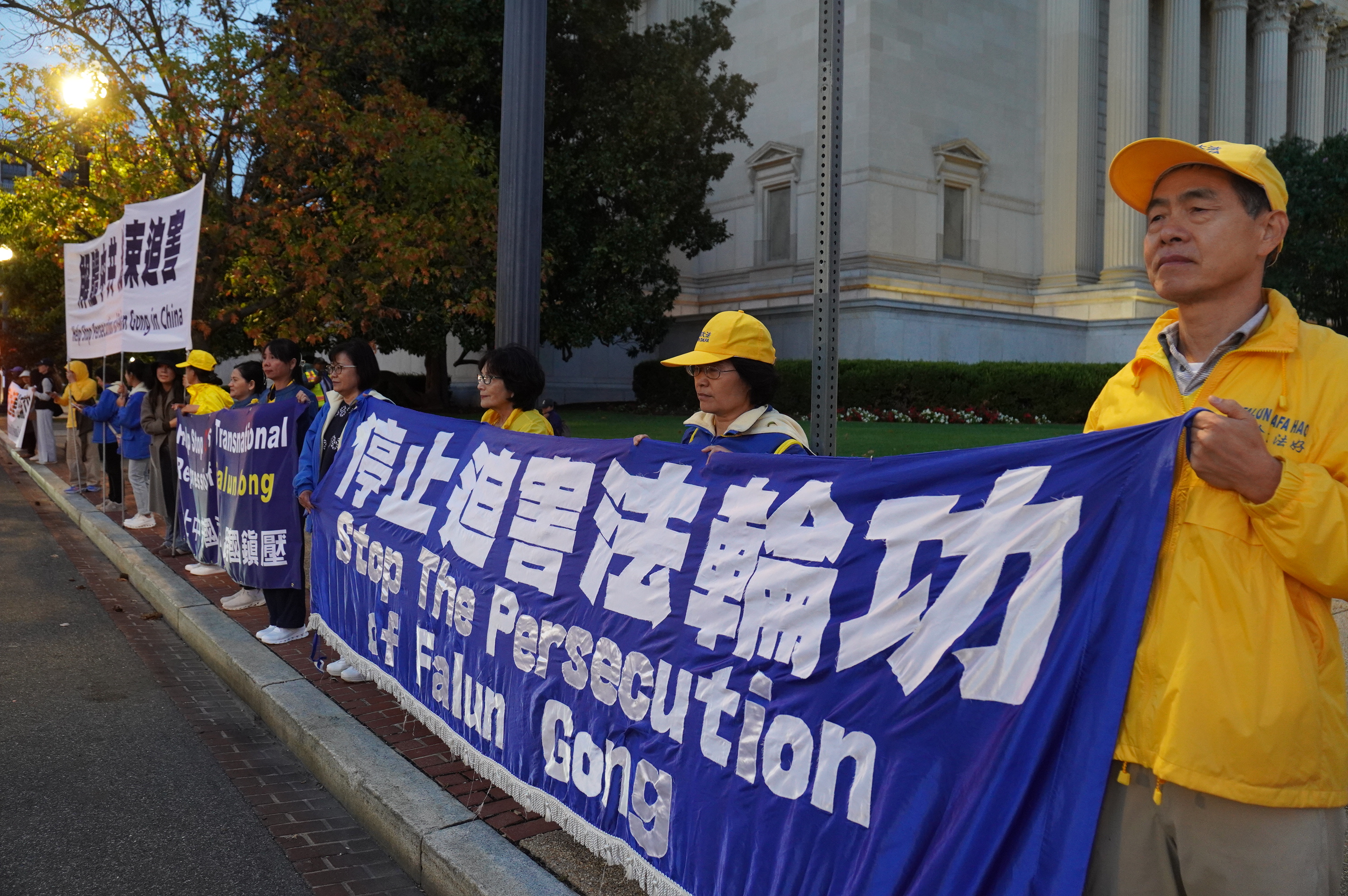 2026年9月23日傍晚,中共黨魁習近平抵達美國華盛頓DC,展開為期三天的訪美行程。法輪功團體在習近平入住的華爾道夫-阿斯托里亞酒店(Waldorf Astoria Hotel)附近舉行抗議活動,呼籲制止中共迫害法輪功,制止中共跨國鎮壓。(李辰/大紀元)