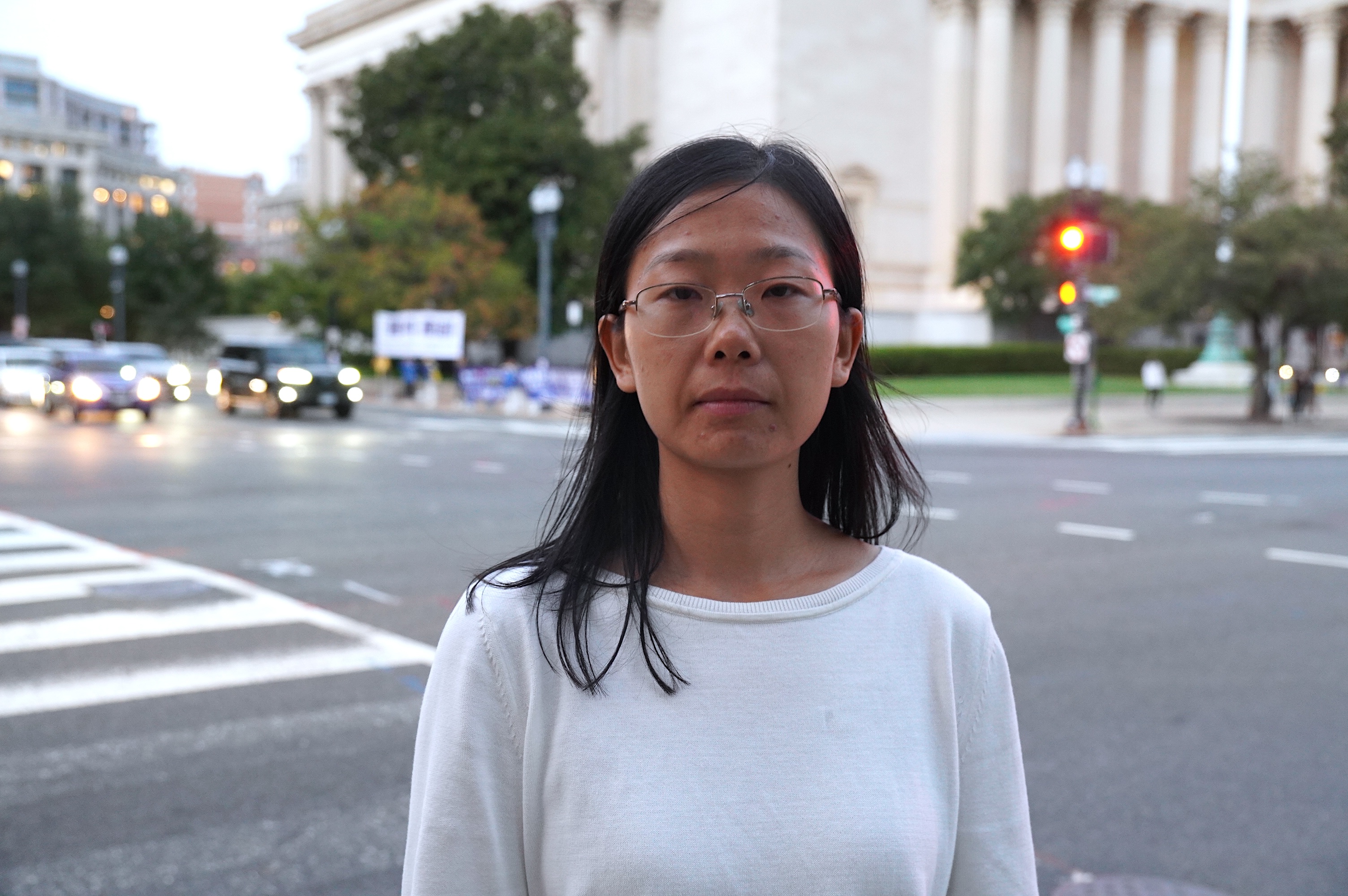 2026年9月23日傍晚,中共黨魁習近平抵達美國華盛頓DC,展開為期三天的訪美行程。法輪功團體在習近平入住的華爾道夫-阿斯托里亞酒店(Waldorf Astoria Hotel)附近舉行抗議活動,呼籲制止中共迫害法輪功,制止中共跨國鎮壓。圖為在現場參加抗議活動的華府法輪功學員周瑰。(李辰/大紀元)