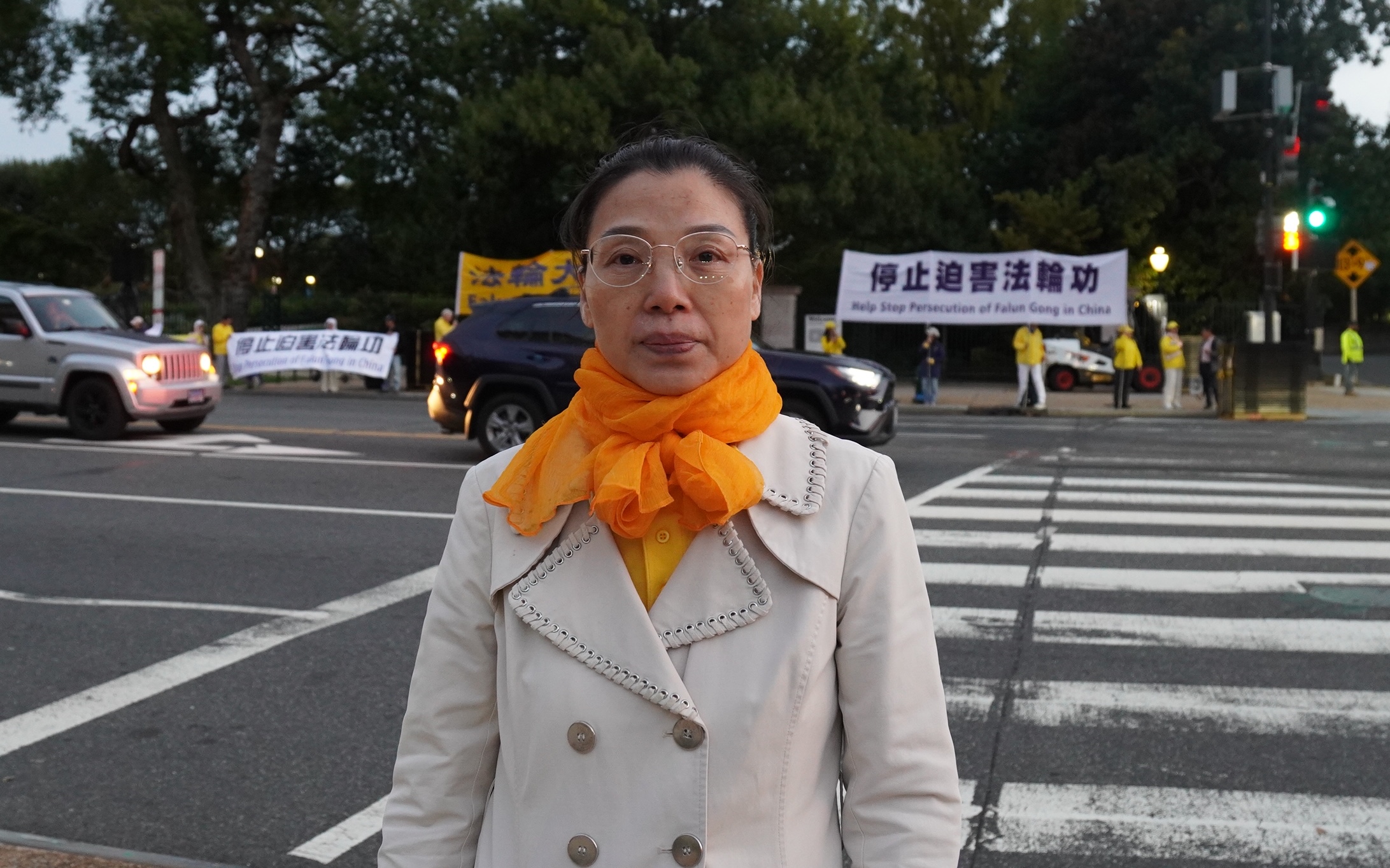 2026年9月23日傍晚,中共黨魁習近平抵達美國華盛頓DC,展開為期三天的訪美行程。法輪功團體在習近平入住的華爾道夫-阿斯托里亞酒店(Waldorf Astoria Hotel)附近舉行抗議活動,呼籲制止中共迫害法輪功,制止中共跨國鎮壓。圖為在現場參加抗議活動的華府法輪功學員李風波。(李辰/大紀元)