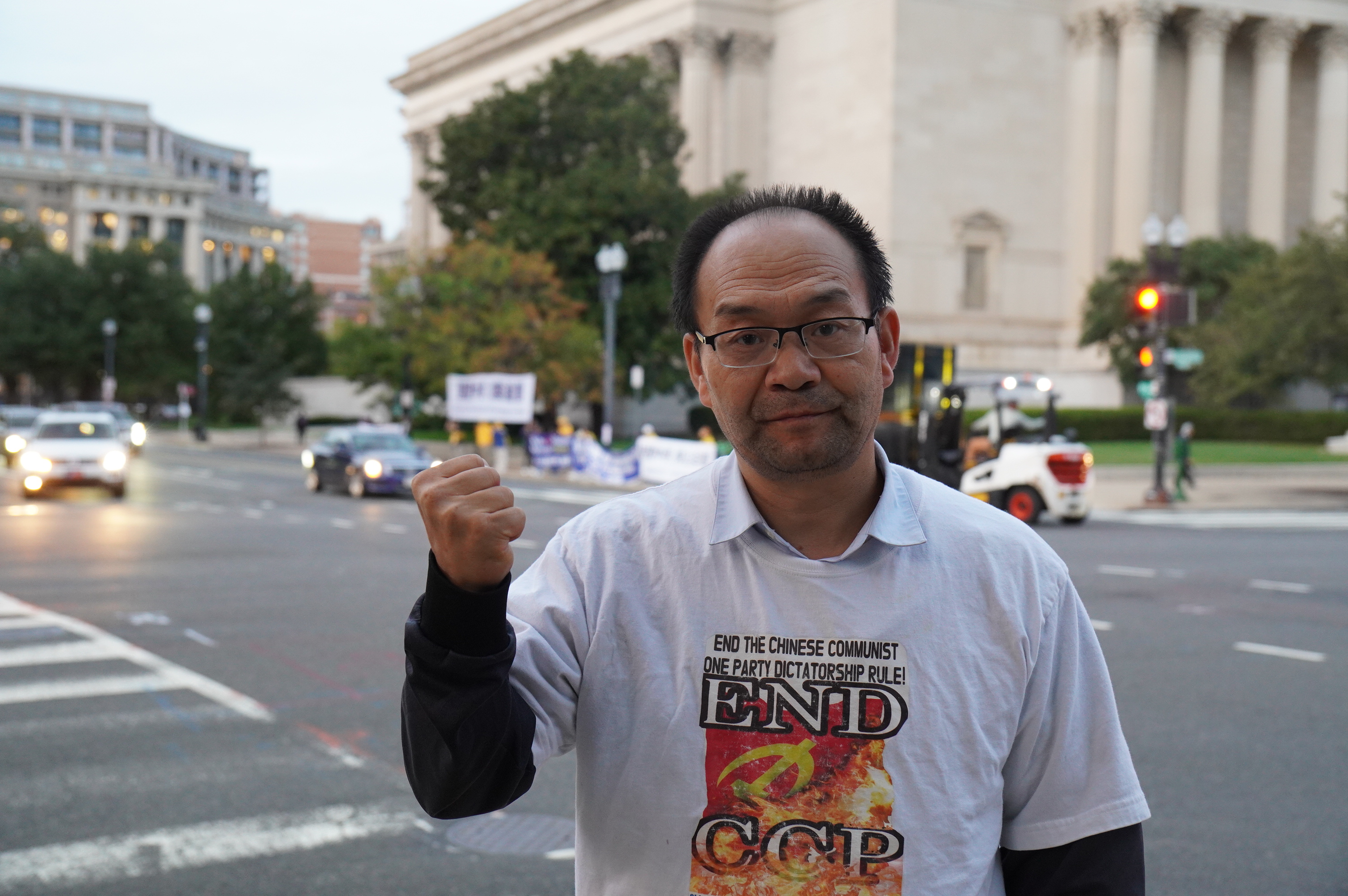 2026年9月23日傍晚,中共黨魁習近平抵達美國華盛頓DC,展開為期三天的訪美行程。法輪功團體在習近平入住的華爾道夫-阿斯托里亞酒店(Waldorf Astoria Hotel)附近舉行抗議活動,呼籲制止中共迫害法輪功,制止中共跨國鎮壓。圖為在現場路過法輪功團體抗議活動的中國民主活動人士何興強。(李辰/大紀元)