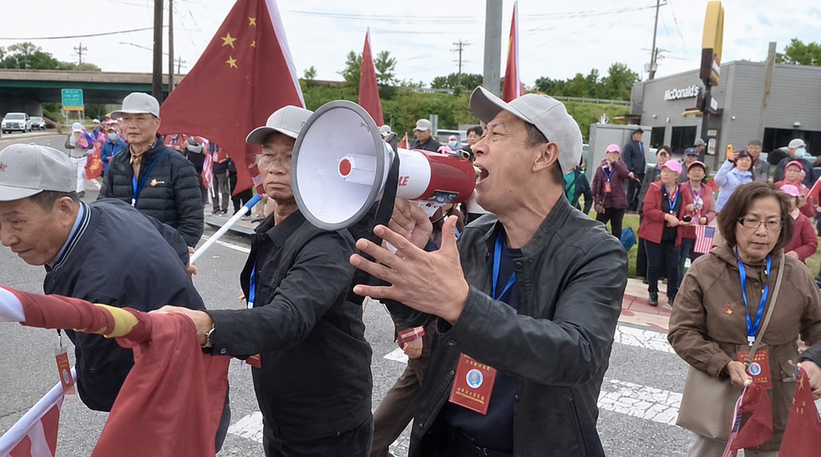 習訪美抗議現場 親共者污衊法輪功被抓包（視頻）