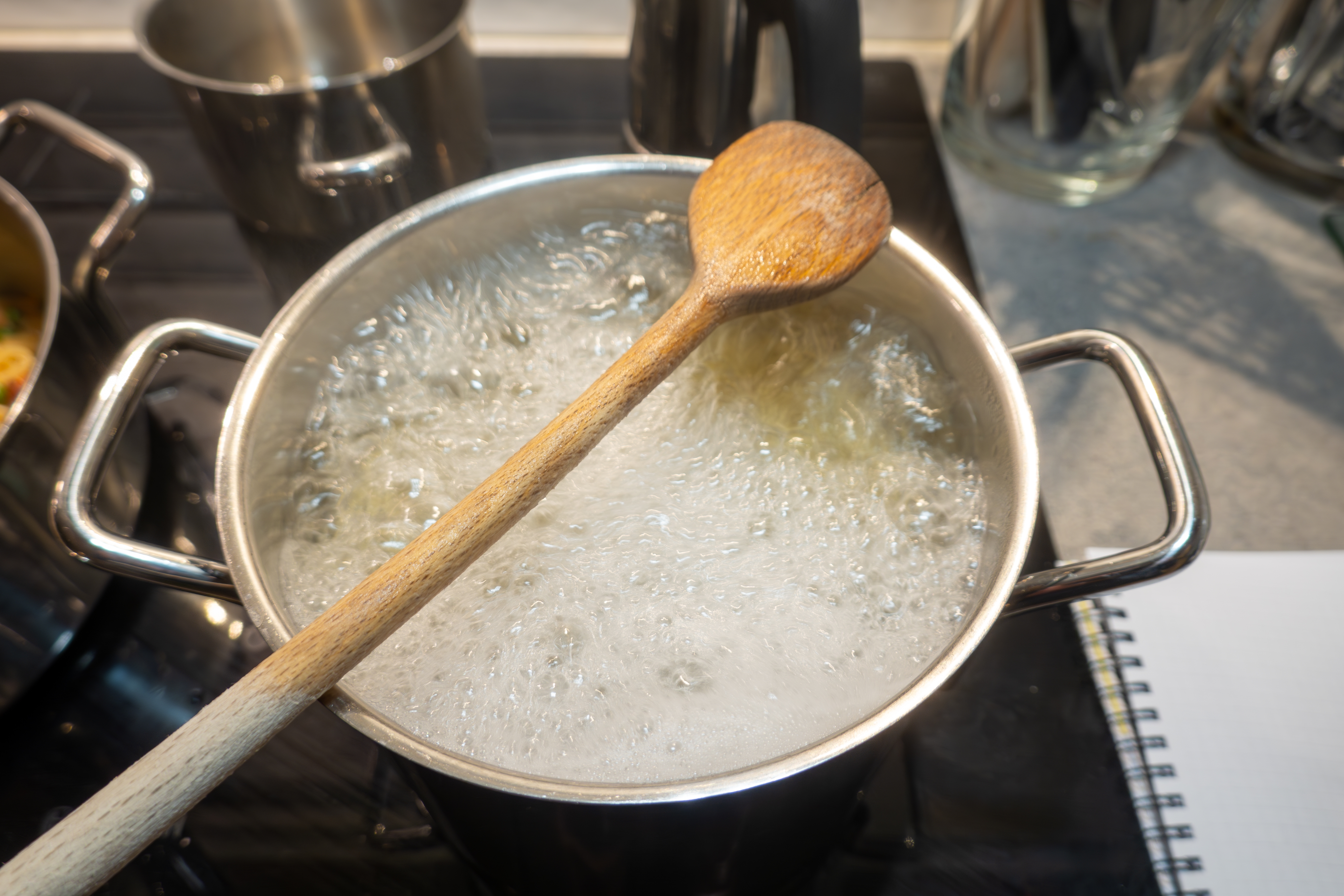 木湯匙放在鍋子上可以防止沸水溢出。(Shutterstock)