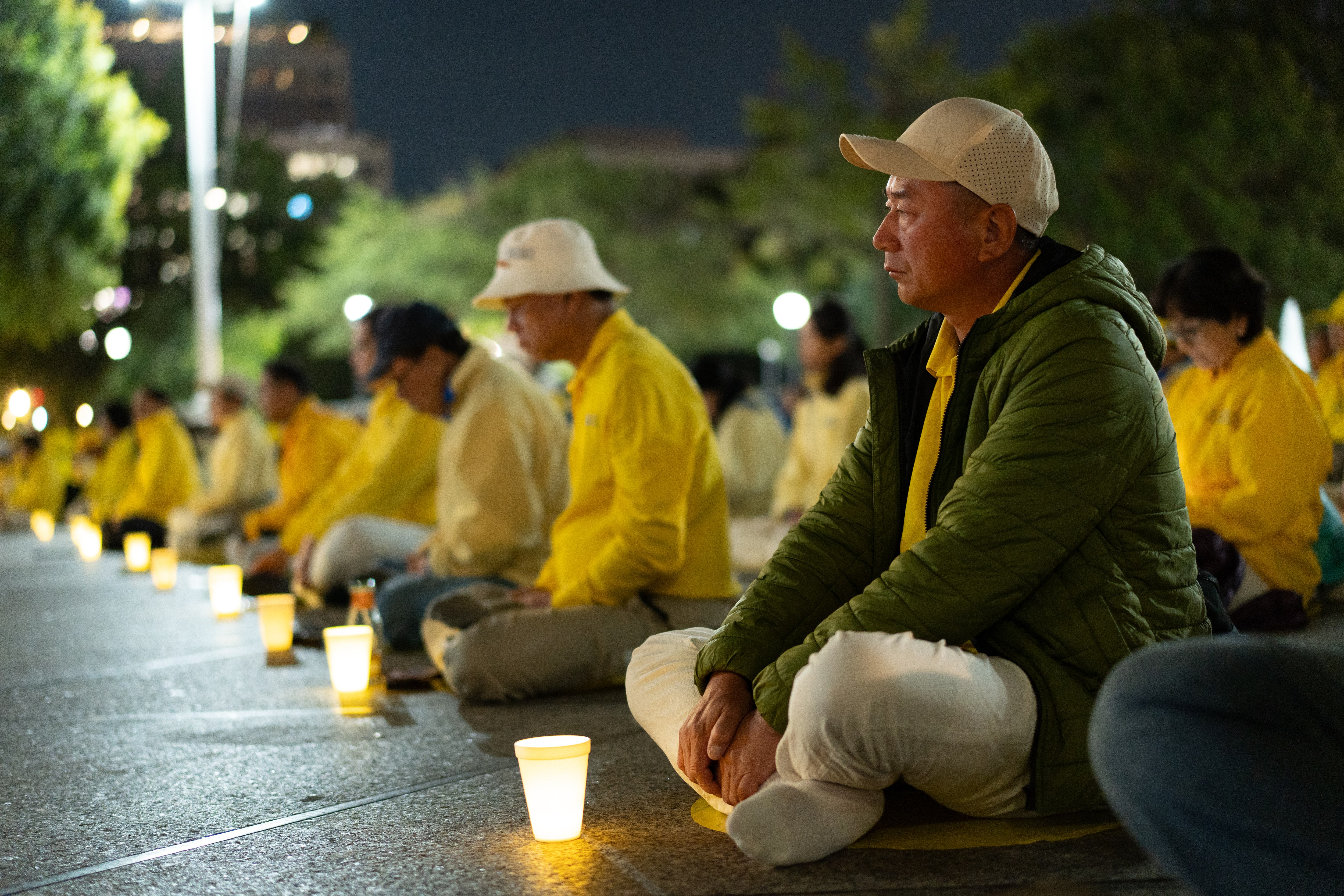 2026年9月24日,法輪功學員和美國國會議員、人權領袖等在美國首都華盛頓DC舉行集會,呼籲停止中共對法輪功的迫害。圖為法輪功學員燭光夜悼。(Samira Bouaou/英文大紀元)