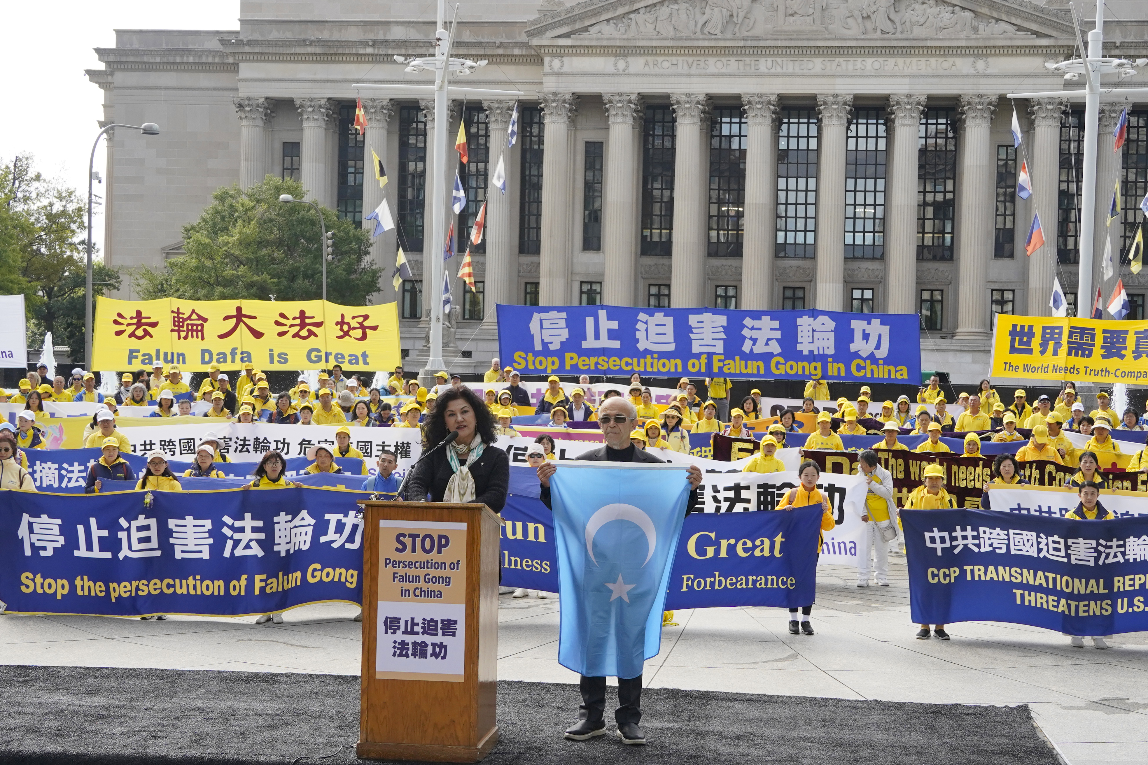 非牟利組織「維吾爾運動」(Campaign for Uyghurs)創辦人兼執行董事茹仙·阿巴斯(Rushan Abbas)(左)。(溫聖緣/大紀元)